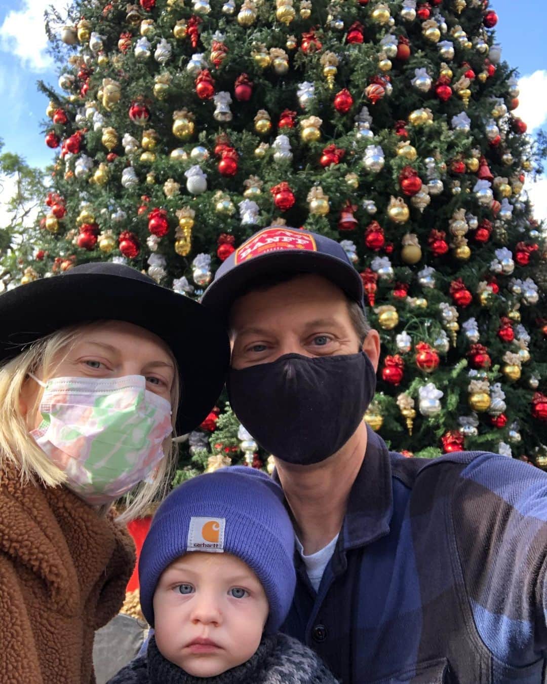 のインスタグラム：「Today we celebrate free and fair elections in our country. I’m grateful to be American. Also, I’m ready for this 🎄!」