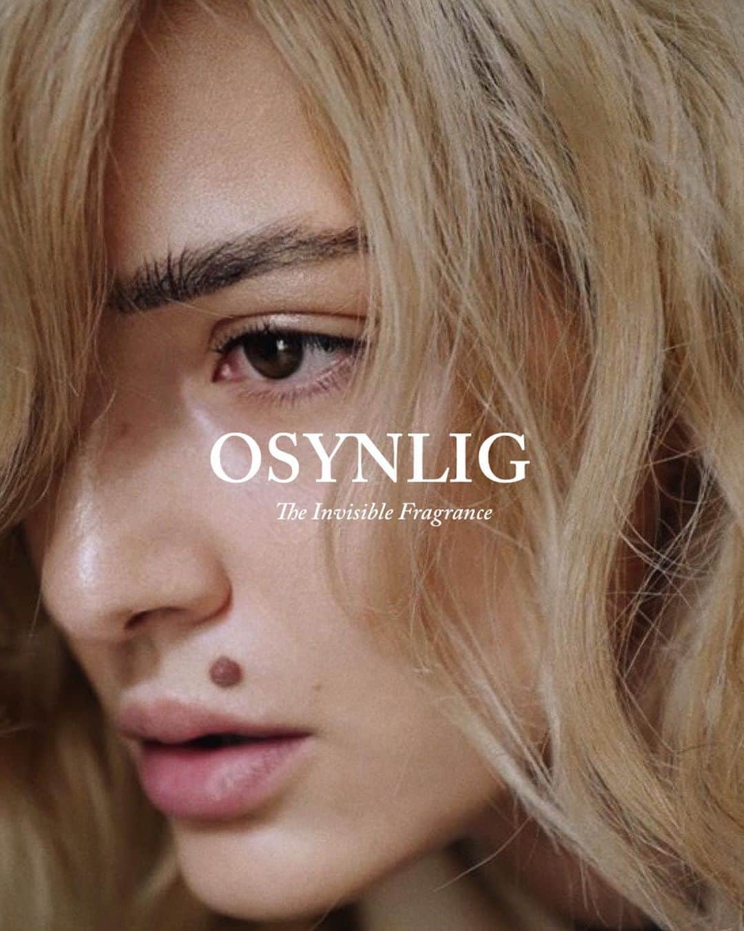 エレオノーラ・カリシのインスタグラム：「Nostalgia for the past combined  with a dream of the future.   Nothing is more real, in this moment we are living, like the desire to close our eyes and stop time, thinking about our past photographs that take shape in our mind through the senses. I like to think of the scents of the cities I have explored and of the hugs I have given.   Perfumes have the power to transport you elsewhere. The olfactory bulb, the part of the brain that perceives smells, is closely linked to our emotional system and is able to evoke in an instant memories of places we have visited and people we have met.   The OSYNLIG collection designed by BEN GORHAM Byredo’s founder for @ikeaitalia is made up of scented candles created to provoke the kind of emotion that is difficult to express in words and above all to make the moments when we are at home. #OSYNLIG #adv」