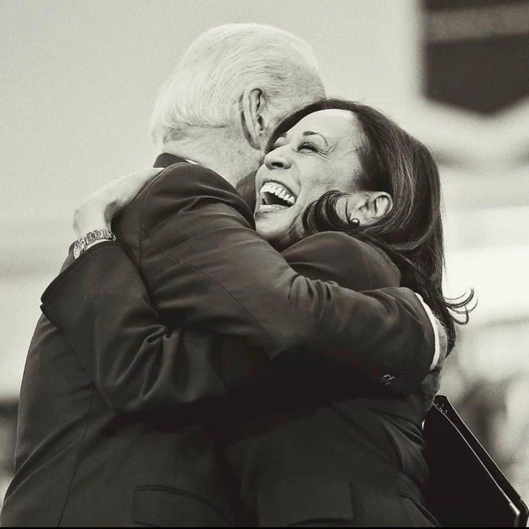 クロエ・ベネットのインスタグラム：「After a year filled with such intense emotional and physical duress, and THEN a brutal drawn out anxiety inducing election, I gotta say, this feels fucking good.  We deserve this moment of celebration. This moment of knowing that decency won today, and good prevailed.  We should take pride in the fact that we had RECORD BREAKING VOTER TURN OUT. That means that this year, millions of Americans decided that THEY. MATTERED.  That their VOICES. MATTERED. Particularly, young people of color.  Do you know how incredible that is?!  This teaches us that even in the darkest of times, when you feel depleted of any motivation,... no matter how hard, you just keep going.  Because change. will. happen.  To all the poll workers, volunteers, grassroots organizers, campaign workers, who started this fight and will continue to fight, long after the celebrations die down... you are the real fucking heroes.   To EVERYONE who had those long hard conversations with people in your lives who you disagreed with, whether they were your parents or friends or spouses, those conversations make a huge difference. Those small victories add up. And it doesn’t stop here. They will continue to make a huge difference.   We have a lot more to do. A lot. This is just the beginning... ...but today CELEBRATE.  (Safety you guys, still in a pandemic 😷🥰)」