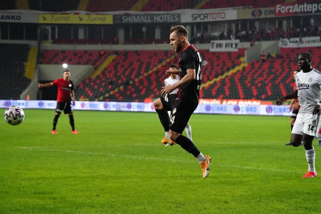 のインスタグラム：「+3  Great team work!💪🙋‍♂️  @gaziantepfk @besiktas   📸 @cicansiz」