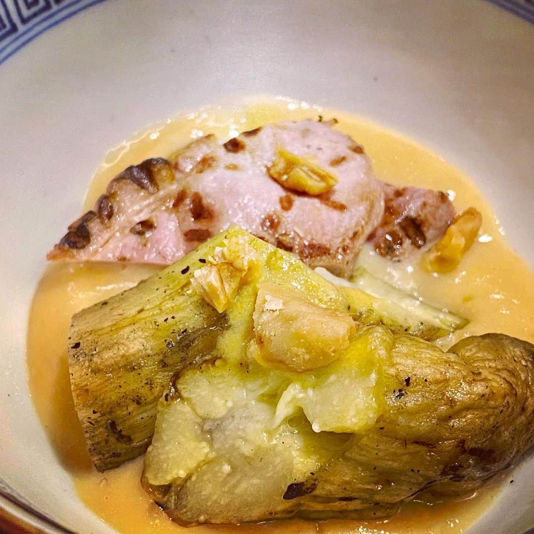 田辺晋太郎さんのインスタグラム写真 - (田辺晋太郎Instagram)「【解禁翌日香箱蟹！ホッとする和食屋さん発見！@割烹 茂幸】  というわけで、昨夜はこちらの御主人 菅野茂さんを #麻布幸村 で修行時代からよく知る方にお誘い頂き、オープン半年ながらすでに予約が取りづらくなっている #割烹茂幸 さんに初訪問。  まずは解禁翌日の #香箱蟹！ とろみをつけた生姜酢との相性が抜群。 続いては甘鯛のフライ。火入れが素晴らしい上に添えてある花山椒の #タルタルソース がもう旨すぎてこれだけで最高の逸品！魚フライが何より好きな私にはたまりません！ 海老芋や銀杏、春菊の御浸しなどの小鉢も唸る美味しさ。 名残の #松茸 を鱧で巻いて焼き上げたボリュームある一品もさすが！ 圧巻はラストのお料理だった 鴨と焼きなす 松の実味噌かな、松の葉を焼いて軽く香り付けした焼きなすと鴨と松の実味噌が口の中で渾然一体、素晴らしい。  そして締めのご飯はかやくご飯と #キンキ の #炊き込みご飯。  特に生姜の風味ときんきの脂が相まった炊き込みご飯は我を忘れてかき込む旨さ。  これでコースが15000円とか凄すぎる、、、  味わいも華美でなくきちんとどっしりとしながらも軽やかでどこかホッとする和食、しかもお値段もホッとするときたらこれは通うよね！  ごちそうさまでした！！  #日本料理 #代々木上原 #japanesefood  #日本酒 #幸村  #foodstagram #foodporn #foodphotography #foodie #foodlover  #和食  #魚介 #せこがに #せいこ蟹 #japaneseculture  #instafood」11月8日 11時05分 - meat_meister_tanabe_shintaro
