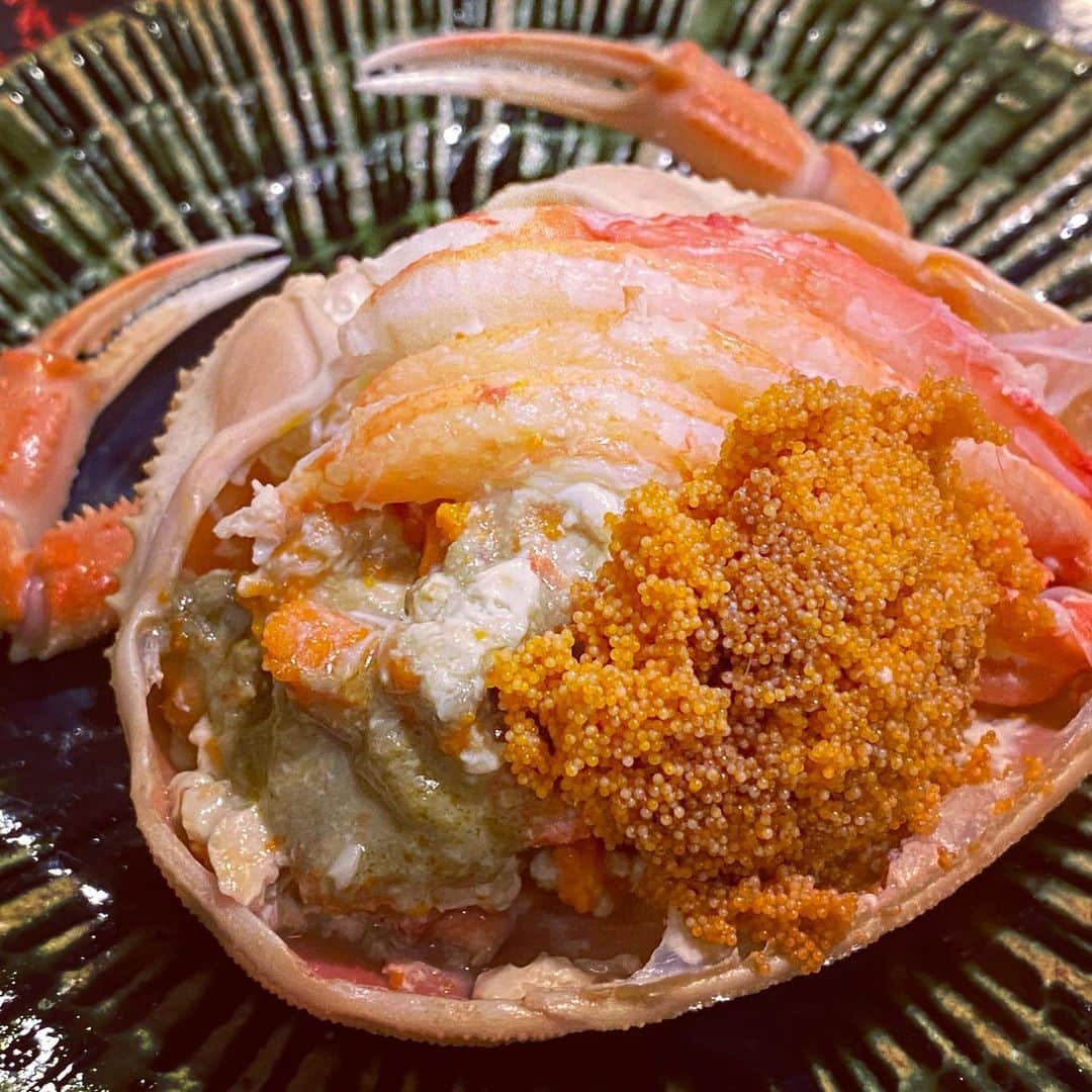 田辺晋太郎さんのインスタグラム写真 - (田辺晋太郎Instagram)「【解禁翌日香箱蟹！ホッとする和食屋さん発見！@割烹 茂幸】  というわけで、昨夜はこちらの御主人 菅野茂さんを #麻布幸村 で修行時代からよく知る方にお誘い頂き、オープン半年ながらすでに予約が取りづらくなっている #割烹茂幸 さんに初訪問。  まずは解禁翌日の #香箱蟹！ とろみをつけた生姜酢との相性が抜群。 続いては甘鯛のフライ。火入れが素晴らしい上に添えてある花山椒の #タルタルソース がもう旨すぎてこれだけで最高の逸品！魚フライが何より好きな私にはたまりません！ 海老芋や銀杏、春菊の御浸しなどの小鉢も唸る美味しさ。 名残の #松茸 を鱧で巻いて焼き上げたボリュームある一品もさすが！ 圧巻はラストのお料理だった 鴨と焼きなす 松の実味噌かな、松の葉を焼いて軽く香り付けした焼きなすと鴨と松の実味噌が口の中で渾然一体、素晴らしい。  そして締めのご飯はかやくご飯と #キンキ の #炊き込みご飯。  特に生姜の風味ときんきの脂が相まった炊き込みご飯は我を忘れてかき込む旨さ。  これでコースが15000円とか凄すぎる、、、  味わいも華美でなくきちんとどっしりとしながらも軽やかでどこかホッとする和食、しかもお値段もホッとするときたらこれは通うよね！  ごちそうさまでした！！  #日本料理 #代々木上原 #japanesefood  #日本酒 #幸村  #foodstagram #foodporn #foodphotography #foodie #foodlover  #和食  #魚介 #せこがに #せいこ蟹 #japaneseculture  #instafood」11月8日 11時05分 - meat_meister_tanabe_shintaro