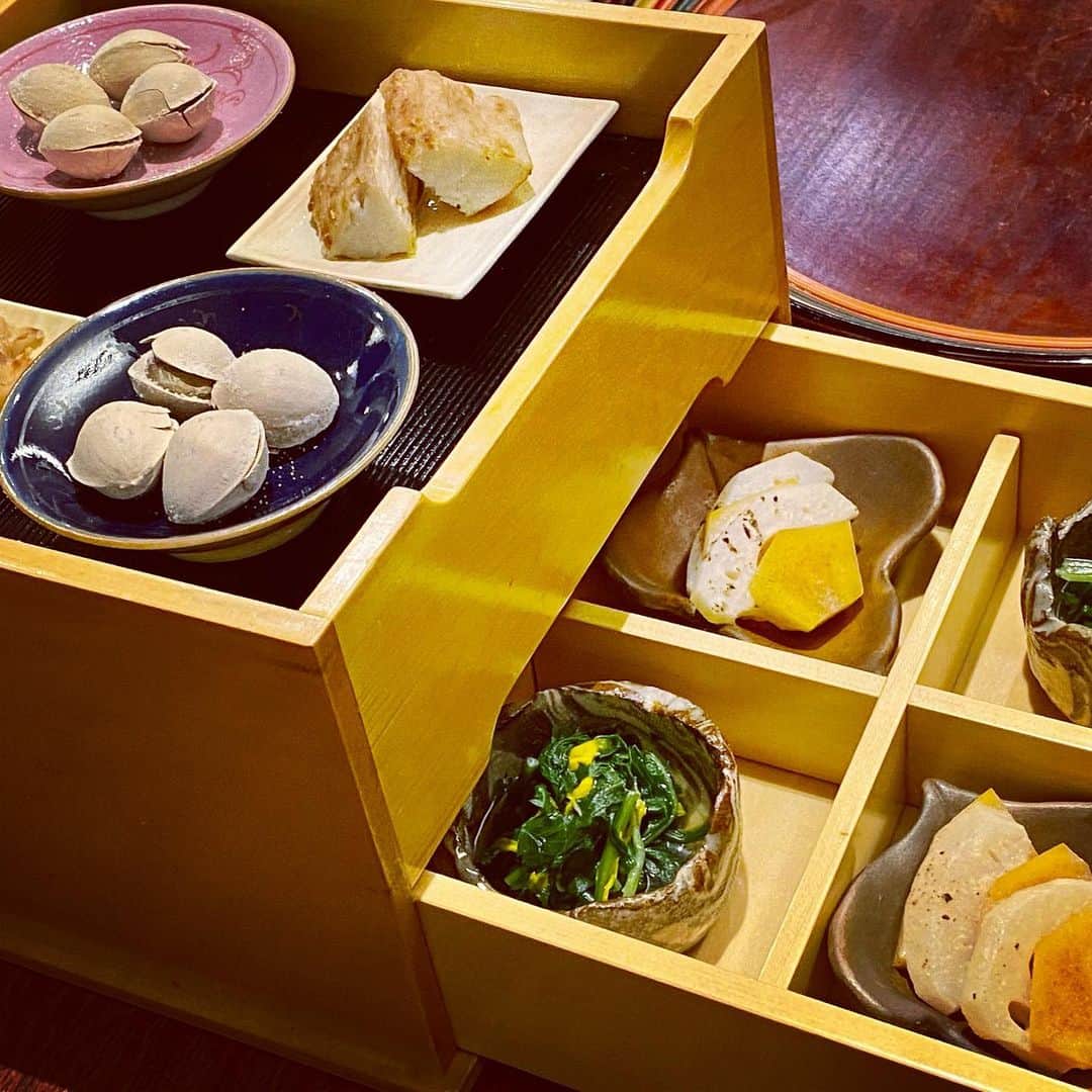 田辺晋太郎さんのインスタグラム写真 - (田辺晋太郎Instagram)「【解禁翌日香箱蟹！ホッとする和食屋さん発見！@割烹 茂幸】  というわけで、昨夜はこちらの御主人 菅野茂さんを #麻布幸村 で修行時代からよく知る方にお誘い頂き、オープン半年ながらすでに予約が取りづらくなっている #割烹茂幸 さんに初訪問。  まずは解禁翌日の #香箱蟹！ とろみをつけた生姜酢との相性が抜群。 続いては甘鯛のフライ。火入れが素晴らしい上に添えてある花山椒の #タルタルソース がもう旨すぎてこれだけで最高の逸品！魚フライが何より好きな私にはたまりません！ 海老芋や銀杏、春菊の御浸しなどの小鉢も唸る美味しさ。 名残の #松茸 を鱧で巻いて焼き上げたボリュームある一品もさすが！ 圧巻はラストのお料理だった 鴨と焼きなす 松の実味噌かな、松の葉を焼いて軽く香り付けした焼きなすと鴨と松の実味噌が口の中で渾然一体、素晴らしい。  そして締めのご飯はかやくご飯と #キンキ の #炊き込みご飯。  特に生姜の風味ときんきの脂が相まった炊き込みご飯は我を忘れてかき込む旨さ。  これでコースが15000円とか凄すぎる、、、  味わいも華美でなくきちんとどっしりとしながらも軽やかでどこかホッとする和食、しかもお値段もホッとするときたらこれは通うよね！  ごちそうさまでした！！  #日本料理 #代々木上原 #japanesefood  #日本酒 #幸村  #foodstagram #foodporn #foodphotography #foodie #foodlover  #和食  #魚介 #せこがに #せいこ蟹 #japaneseculture  #instafood」11月8日 11時05分 - meat_meister_tanabe_shintaro