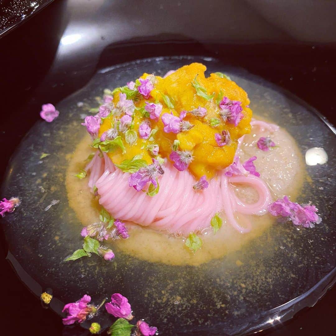 田辺晋太郎さんのインスタグラム写真 - (田辺晋太郎Instagram)「【解禁翌日香箱蟹！ホッとする和食屋さん発見！@割烹 茂幸】  というわけで、昨夜はこちらの御主人 菅野茂さんを #麻布幸村 で修行時代からよく知る方にお誘い頂き、オープン半年ながらすでに予約が取りづらくなっている #割烹茂幸 さんに初訪問。  まずは解禁翌日の #香箱蟹！ とろみをつけた生姜酢との相性が抜群。 続いては甘鯛のフライ。火入れが素晴らしい上に添えてある花山椒の #タルタルソース がもう旨すぎてこれだけで最高の逸品！魚フライが何より好きな私にはたまりません！ 海老芋や銀杏、春菊の御浸しなどの小鉢も唸る美味しさ。 名残の #松茸 を鱧で巻いて焼き上げたボリュームある一品もさすが！ 圧巻はラストのお料理だった 鴨と焼きなす 松の実味噌かな、松の葉を焼いて軽く香り付けした焼きなすと鴨と松の実味噌が口の中で渾然一体、素晴らしい。  そして締めのご飯はかやくご飯と #キンキ の #炊き込みご飯。  特に生姜の風味ときんきの脂が相まった炊き込みご飯は我を忘れてかき込む旨さ。  これでコースが15000円とか凄すぎる、、、  味わいも華美でなくきちんとどっしりとしながらも軽やかでどこかホッとする和食、しかもお値段もホッとするときたらこれは通うよね！  ごちそうさまでした！！  #日本料理 #代々木上原 #japanesefood  #日本酒 #幸村  #foodstagram #foodporn #foodphotography #foodie #foodlover  #和食  #魚介 #せこがに #せいこ蟹 #japaneseculture  #instafood」11月8日 11時05分 - meat_meister_tanabe_shintaro