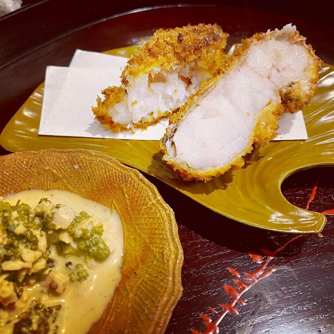田辺晋太郎さんのインスタグラム写真 - (田辺晋太郎Instagram)「【解禁翌日香箱蟹！ホッとする和食屋さん発見！@割烹 茂幸】  というわけで、昨夜はこちらの御主人 菅野茂さんを #麻布幸村 で修行時代からよく知る方にお誘い頂き、オープン半年ながらすでに予約が取りづらくなっている #割烹茂幸 さんに初訪問。  まずは解禁翌日の #香箱蟹！ とろみをつけた生姜酢との相性が抜群。 続いては甘鯛のフライ。火入れが素晴らしい上に添えてある花山椒の #タルタルソース がもう旨すぎてこれだけで最高の逸品！魚フライが何より好きな私にはたまりません！ 海老芋や銀杏、春菊の御浸しなどの小鉢も唸る美味しさ。 名残の #松茸 を鱧で巻いて焼き上げたボリュームある一品もさすが！ 圧巻はラストのお料理だった 鴨と焼きなす 松の実味噌かな、松の葉を焼いて軽く香り付けした焼きなすと鴨と松の実味噌が口の中で渾然一体、素晴らしい。  そして締めのご飯はかやくご飯と #キンキ の #炊き込みご飯。  特に生姜の風味ときんきの脂が相まった炊き込みご飯は我を忘れてかき込む旨さ。  これでコースが15000円とか凄すぎる、、、  味わいも華美でなくきちんとどっしりとしながらも軽やかでどこかホッとする和食、しかもお値段もホッとするときたらこれは通うよね！  ごちそうさまでした！！  #日本料理 #代々木上原 #japanesefood  #日本酒 #幸村  #foodstagram #foodporn #foodphotography #foodie #foodlover  #和食  #魚介 #せこがに #せいこ蟹 #japaneseculture  #instafood」11月8日 11時05分 - meat_meister_tanabe_shintaro