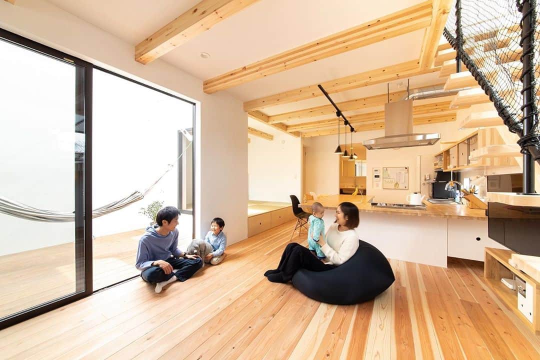 ソラマド香川のインスタグラム：「高松市多肥上町にてかがわ家博2020モデル見学会を開催いたします。 皆様のご来場をお待ちしております。 なお、11月10日(火)、11日(水)はかがわ家博2020モデルはお休みとさせていただきます。 ・ 11月9日(月) 10:00~17:00 11月10日(火) × 11月11日(水) × 11月12日(木) 10:00~17:00 11月13日(金) 10:00~17:00 11月14日(土) 10:00~17:00 11月15日(日) 10:00~17:00 ・ ※予約者優先でご案内しております。見学をご希望の方はお早めに電話かホームページにて予約をお願いいたします。 ※新型コロナウイルス対策として、入場制限をさせて頂いております。ご理解とご協力をお願い申し上げます。 ・ --------------------------------------- 「 #ソラマド香川 」で検索🔍 ・ ★「ソラマドの家」資料請求はこちら ・ → @request.soramadokagawa ・ ★もっと施工事例を見たい方はこちら ・ → @soramado_kagawa --------------------------------------- 🏠【常設モデル】宇多津モデル 綾歌郡宇多津町浜三番丁22-4 🏠 かがわ家博モデル 高松市多肥上町かがわ家博北会場内 --------------------------------------- ソラマド香川(センコー産業株式会社) 綾歌郡宇多津町浜三番丁22-4 電話番号：0120-49-7257 営業時間：10時〜17時(水曜定休日) --------------------------------------- ※写真は実際の会場とは異なります。 ・ ・ #外観#外観インテリア#木の家#無垢床#マイホーム#新築#自由設計#シンプルな暮らし#自然光#暮らしを楽しむ#空間デザイン#soramado#ソラマド#家づくり#中庭のある家#カフェスタイル#自然素材#漆喰#自然素材の家#コートハウス#空#ウッドデッキ#注文住宅#中庭#ソラマドキッチン#設計事務所#センコー産業#かがわ家博」