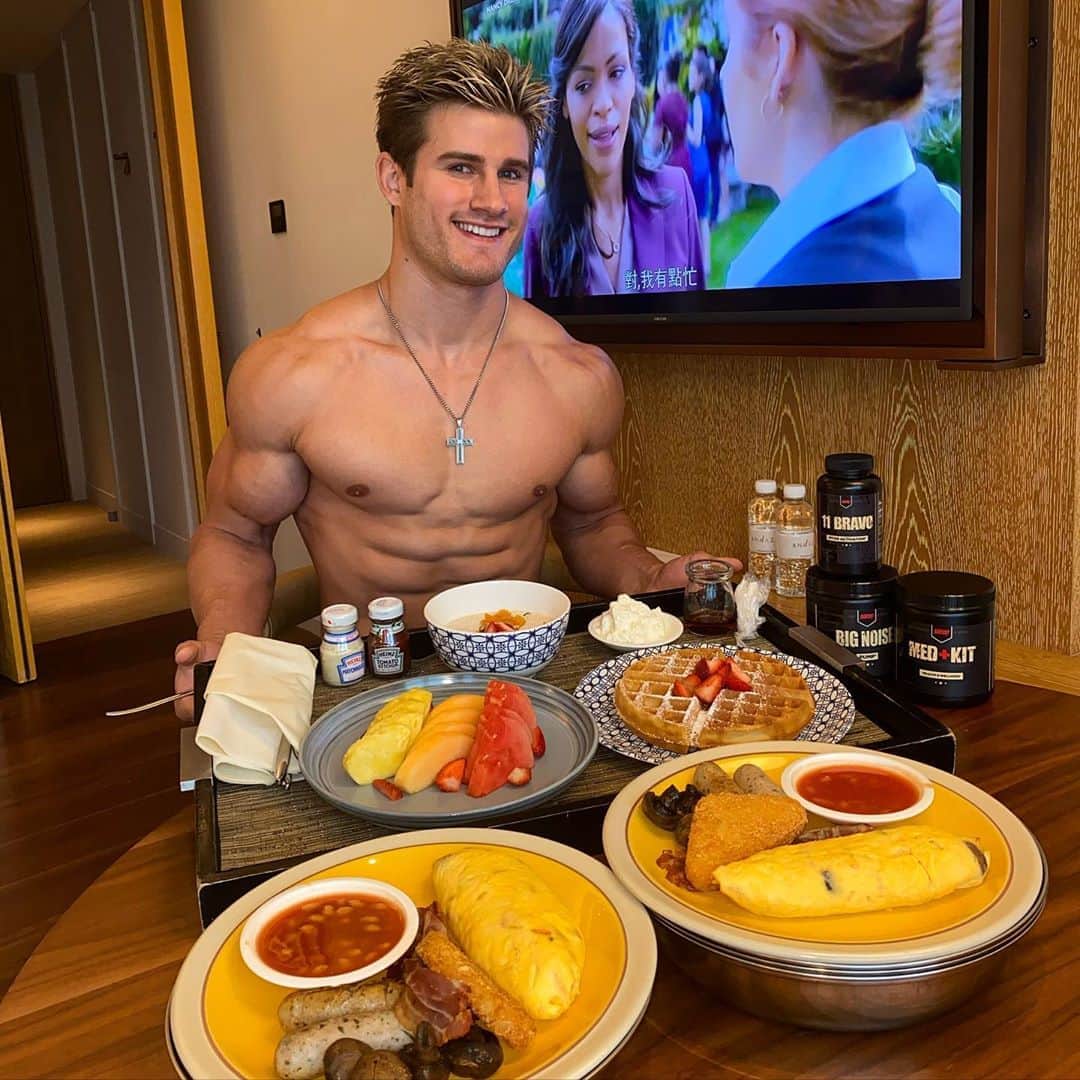 セージ・ノースカットのインスタグラム：「A big breakfast with some big noise and some great @redcon1 vitamins before a big workout! Want any supplements then click the link in bio and get 30% off with code VICE30 today」
