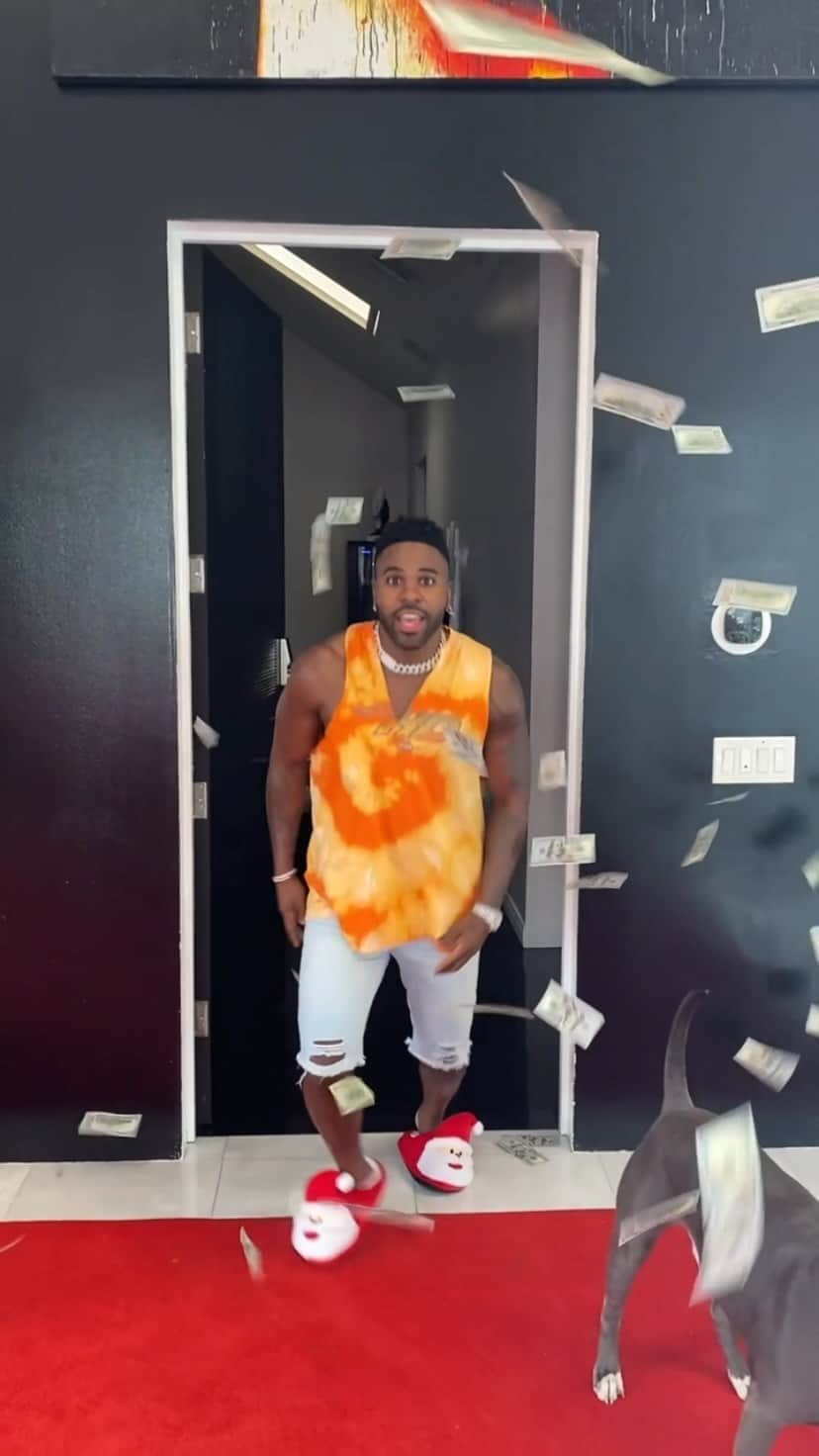 ジェイソン・デルーロのインスタグラム：「What’s up everyone! All you gotta do to enter my $10,000 cash giveaway is go to @jasonderulogivesback, follow everyone they are following, and then come back to this post and comment ‘done’ 🤑  You have 48 hours to enter, best of luck 🎉」