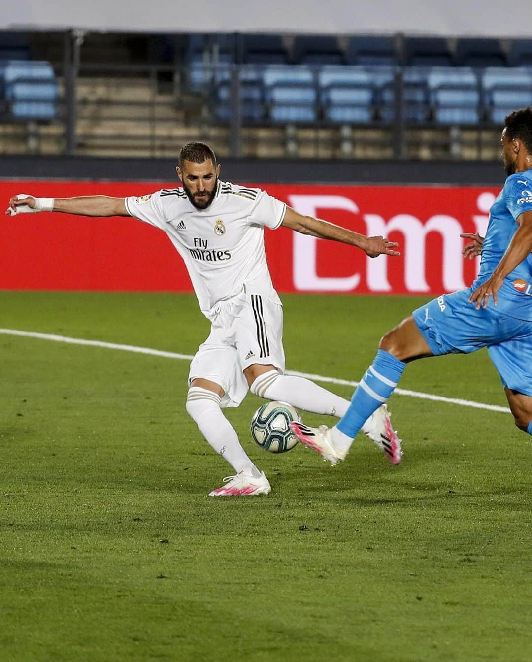 レアル・マドリードさんのインスタグラム写真 - (レアル・マドリードInstagram)「💪 @KarimBenzema 🆚 Valencia 4️⃣ goals / goles In 3️⃣ @LaLiga matches / en 3 partidos ligueros #RMLiga • #HalaMadrid」11月8日 6時00分 - realmadrid