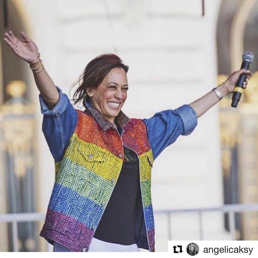 massaferaさんのインスタグラム写真 - (massaferaInstagram)「Um dia histórico..., o começo de muitas mudanças que vem por aí!!! @kamalaharris , primeira mulher a ocupar a vice presidência dos Estados Unidos , escreveu em sua autobiografia que sua mãe educou suas filhas para serem mulheres fortes... e dizia: não fiquem sentadas ai se queixando , façam algo! Que bom que Kamala ouviu sua mãe... e com isso nos enche de esperança para uma futuro mais igualitária!!! #democracia #mulheresnapolitica #lugardemulhereondeelaquiser」11月8日 6時12分 - massafera