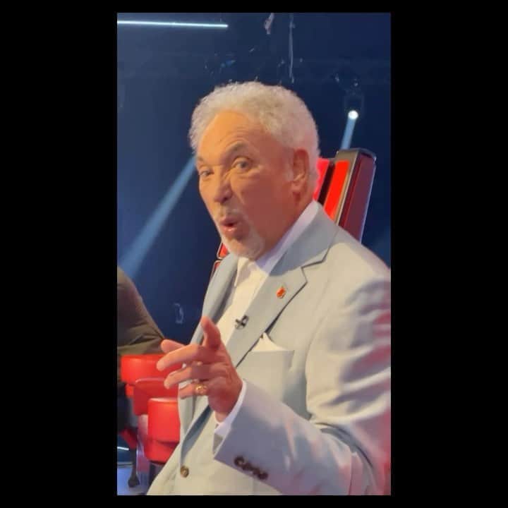 オリー・マーズのインスタグラム：「He’s getting more and more Essex hanging around with me @realsirtomjones 🤪👌🏻👍🏻 rascalllllllll white boots」