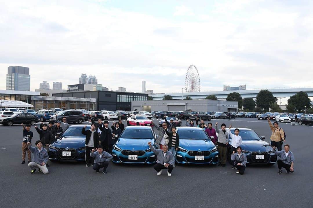 竹岡圭さんのインスタグラム写真 - (竹岡圭Instagram)「JAPAN SMART DRIVER主催「U-18運転予備校」が開催されました😊 こちらのインストラクターを務めているのは、日本自動車ジャーナリスト協会（AJAJ ）の、U-18インストラクターとして特別な訓練を受けたメンバーです👍私もインストラクターを務めさせていただいております✌️  今回はBMW GROUP Tokyo Bayにて、M235i、M440iといった、スペシャルカーを使って行われましたよー🤗  ちなみにこのU-18運転予備校のU-18は18歳以下という意味でして、クルマを運転できる体格(身長 150 cm以上)に達し、まだ4輪車の運転免許証を取得 していない 18 歳以下の若者(小中高校生/社会人を含む)を対象に、本物のクルマで 運転を体験するというもの。 座学、シートポジション、シートベルト、操作手順の講習の後、クルマを ゆっくり動かす「アリさんブレーキ」「ハンドル操作」などを練習。 そして30km/h 以下で 200mのパイロンコースを走行します👍 運転体験のあとは、受講者が 無免許運転をしないように、社会的や法律的な責任の講話も行っています😊 この新しい運転体験イベントの目的は「交通安全」です。クルマを運転するドライバー の立場になった経験から、歩行者や自転車の危険な行動も理解できるようになり、自 ずと歩き方、自転車の乗り方も安全になると思われるから。また、実際のクルマを運転体験することで、クルマの楽しさや運転操作のおもしろさを 味わい、クルマ好きや運転好きとなり、さらにはこうした運転体験を通じて正しい知識 を得て、クルマに興味を持たせることで、安全運転の情報も頭にすんなり入っていくこ とを期待しています😉  興味のある方、次回の開催をお楽しみに🤗開催場所もその都度いろいろなので要チェックですよー👌」11月8日 6時23分 - kei_takeoka