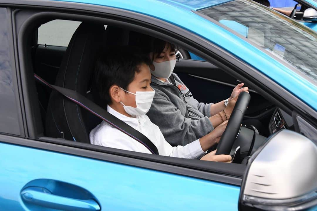 竹岡圭さんのインスタグラム写真 - (竹岡圭Instagram)「JAPAN SMART DRIVER主催「U-18運転予備校」が開催されました😊 こちらのインストラクターを務めているのは、日本自動車ジャーナリスト協会（AJAJ ）の、U-18インストラクターとして特別な訓練を受けたメンバーです👍私もインストラクターを務めさせていただいております✌️  今回はBMW GROUP Tokyo Bayにて、M235i、M440iといった、スペシャルカーを使って行われましたよー🤗  ちなみにこのU-18運転予備校のU-18は18歳以下という意味でして、クルマを運転できる体格(身長 150 cm以上)に達し、まだ4輪車の運転免許証を取得 していない 18 歳以下の若者(小中高校生/社会人を含む)を対象に、本物のクルマで 運転を体験するというもの。 座学、シートポジション、シートベルト、操作手順の講習の後、クルマを ゆっくり動かす「アリさんブレーキ」「ハンドル操作」などを練習。 そして30km/h 以下で 200mのパイロンコースを走行します👍 運転体験のあとは、受講者が 無免許運転をしないように、社会的や法律的な責任の講話も行っています😊 この新しい運転体験イベントの目的は「交通安全」です。クルマを運転するドライバー の立場になった経験から、歩行者や自転車の危険な行動も理解できるようになり、自 ずと歩き方、自転車の乗り方も安全になると思われるから。また、実際のクルマを運転体験することで、クルマの楽しさや運転操作のおもしろさを 味わい、クルマ好きや運転好きとなり、さらにはこうした運転体験を通じて正しい知識 を得て、クルマに興味を持たせることで、安全運転の情報も頭にすんなり入っていくこ とを期待しています😉  興味のある方、次回の開催をお楽しみに🤗開催場所もその都度いろいろなので要チェックですよー👌」11月8日 6時23分 - kei_takeoka