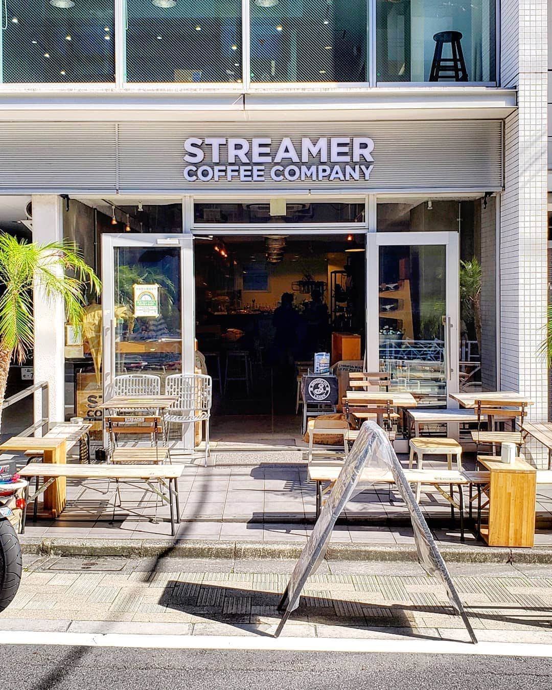 CAFE-STAGRAMMERさんのインスタグラム写真 - (CAFE-STAGRAMMERInstagram)「By the way, do you have any particular coffee shop in mind? 求めるから、見つかるのかもしれないですね♪ #渋谷 #カフェ #☕ #cafe #shibuya #tokyocafe #cafetyo #渋谷カフェ #ストリーマーコーヒーカンパニー #ストリーマーコーヒーカンパニー渋谷 #streamercoffeecompany #streamercoffeecompanyshibuya」11月8日 6時24分 - cafetyo
