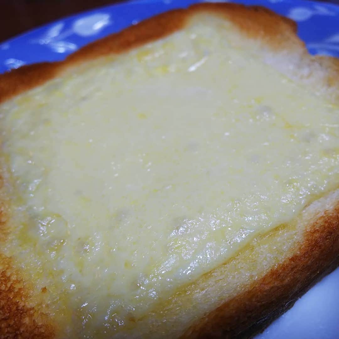 みながわゆみさんのインスタグラム写真 - (みながわゆみInstagram)「#パン #食パン #とろけるチーズ #チーズトースト」11月8日 6時27分 - nama.09.19