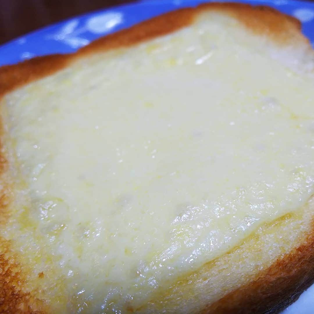 みながわゆみさんのインスタグラム写真 - (みながわゆみInstagram)「#パン #食パン #とろけるチーズ #チーズトースト」11月8日 6時27分 - nama.09.19