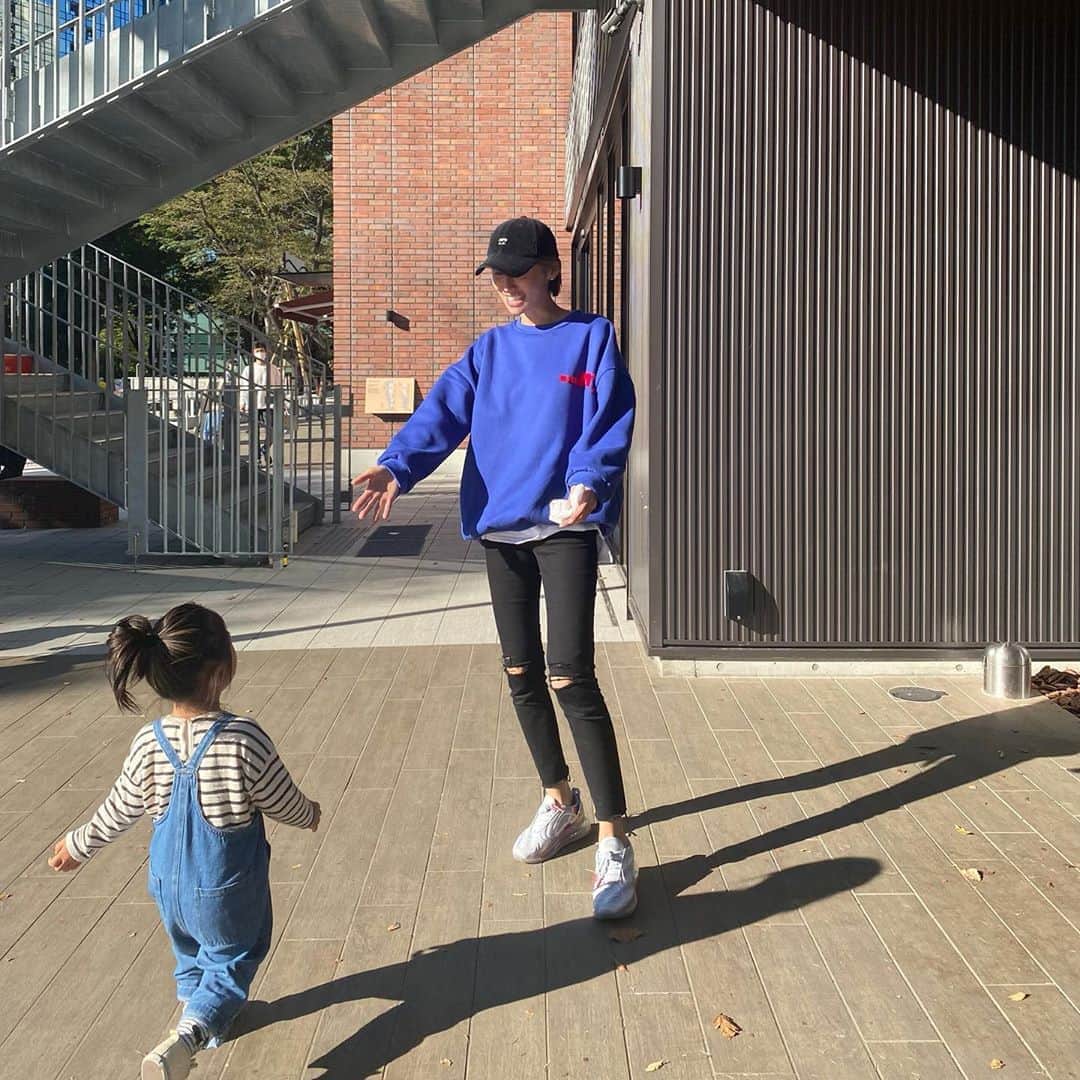 &mのインスタグラム：「平日は頑張ってスクールに行ってるから土日はおもいっきり大好きな友達と好きなことさせてあげたい🥳 体力つかうけど、わたしの癒しの時でもある🥰」