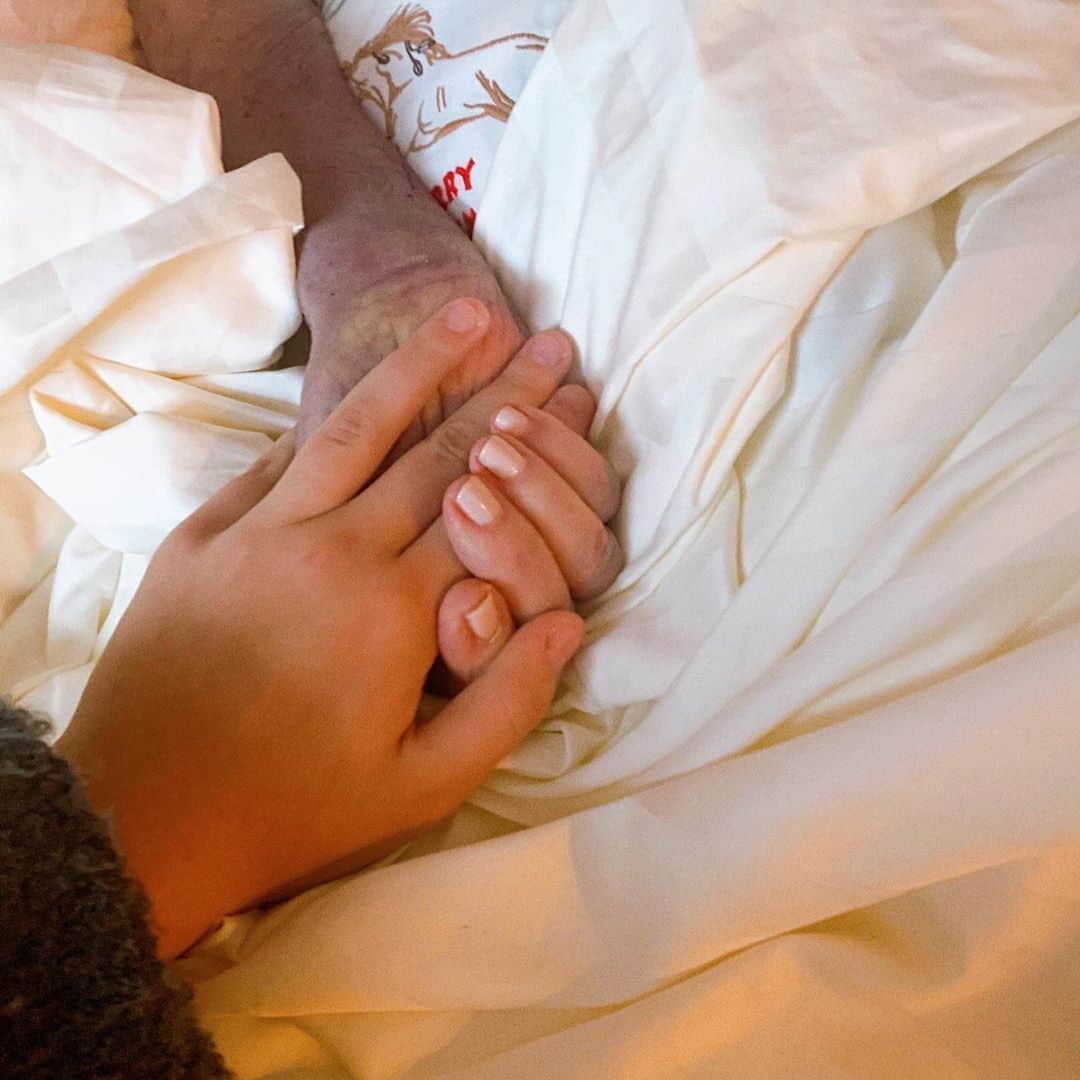 ベイリー・マディソンのインスタグラム：「Today we laid my grandmother to rest. This past week and a few days have been filled with family, grief and a celebration of her beautiful long 88 years life. We watched together as a family, as Manou peacefully passed in the arms of her loving husband of 68 years. Anyone who knows me, knows that there’s no bigger dream of mine than a lifelong love with your best friend. This has always been a dream of mine since I was a little girl. I always wondered why and this week I can’t help but think that it’s because their love has been a leading example and a silent reminder each and every day. Manou, you are so missed here but I promise that the love, strength, lessons, and joy that you taught us so effortlessly and beautifully will forever remain.   I look forward to telling your stories, and I promise to ALWAYS root for true love to win.   Thank you for all that you have taught me, some lessons that I’m just now discovering like little hidden messages in a bottle that have shown up for me all week.  Our life here is precious, and you sure did live every moment fiercely. This time especially may we all love one another and always remind each other what truly matters. I have learned and seen so much in these last few days. I’ve watched my father lose his mother but remain faithful and strong in the faith that he and my mother have made sure that I have been raised in, making sure to find moments to smile, moments to laugh and moments to celebrate. May we all do that in this journey of life.   Rest In Peace Manou.」