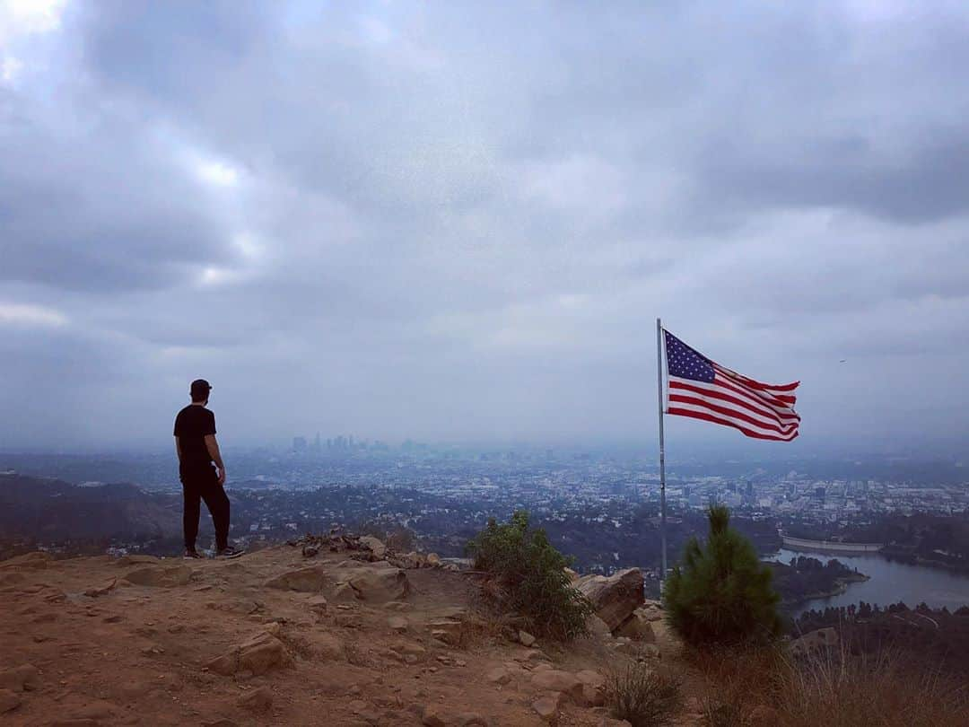 ザカリー・クイントのインスタグラム：「for all of the hard work. patience. perseverance. for the many essential workers. the officials. the administrators. the COUNTERS! for the restoration of dignity to the Office of President of the UNITED States... i am so deeply grateful. may we all allow for the celebrations - as well as for those who are grieving. may we recognize that the challenges we face will not discern between red and blue. may we ALL move forward with respect and return to a kind of empathy that has been sorely missing from our political discourse these past four years. may we welcome the possibility of a future with humanity rather than partisanship at the forefront of our minds. and may our hearts be open to each other so that the foundation of our democracy can be RE-stabilized and built upon. congratulations PRESIDENT @joebiden and VICE PRESIDENT @kamalaharris on your decisive and historic VICTORY!」