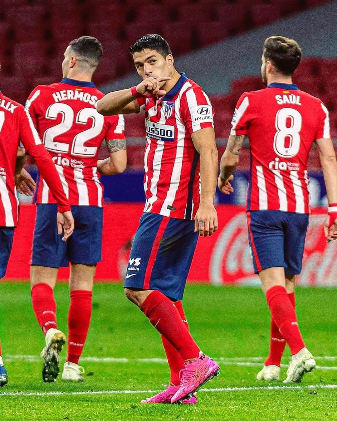 LFPさんのインスタグラム写真 - (LFPInstagram)「6 #LaLigaSantander GAMES 🏟 5 GOALS 💥  @LuisSuarez9 is loving life at @atleticodemadrid! 🇺🇾😄  ¡Luis Suárez se está divirtiendo con el Atleti! 🇺🇾😄  #Luis #Suarez #Atleti #LaLiga #LaLigaSantander #HayQueVivirla #YouHaveToLiveIt」11月8日 6時42分 - laliga