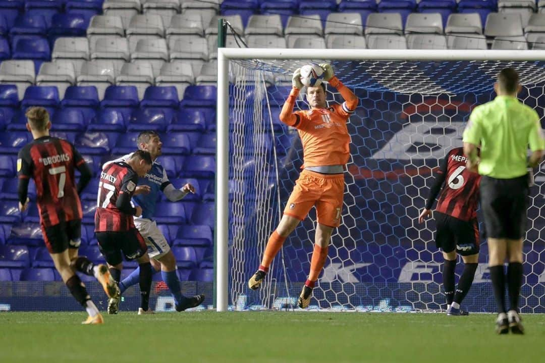 アスミル・ベゴヴィッチさんのインスタグラム写真 - (アスミル・ベゴヴィッチInstagram)「A big 3 points today heading into the international break. @officialafcb @ab1gk 🍒⚽️🧤🆎」11月8日 6時55分 - asmir1