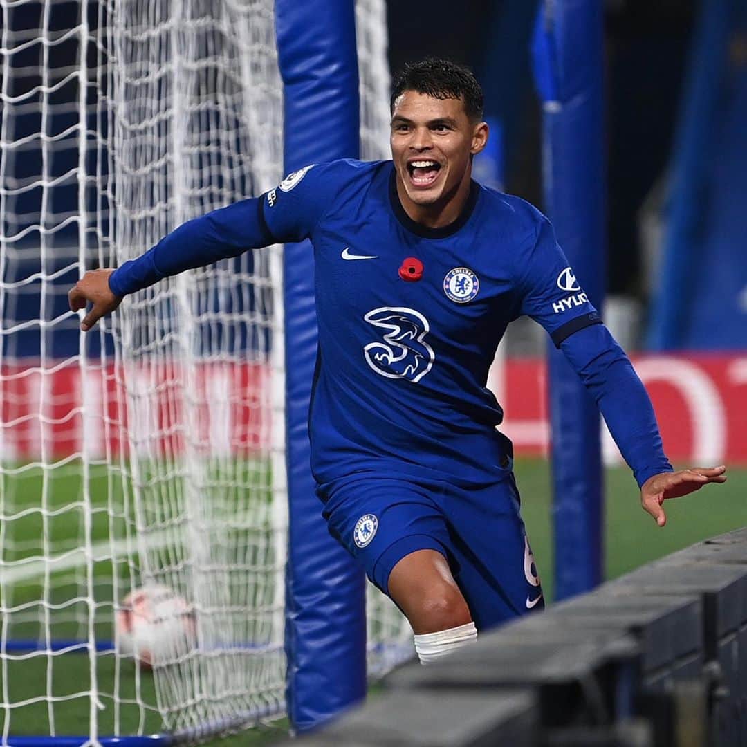 チアゴ・シルヴァのインスタグラム：「🇬🇧 Very happy and thankful for tonight 🙏🏽🔵🔵 🇧🇷 Muito feliz e agradecido pela noite de hoje 🙏🏽 🔵🔵 🇫🇷 Très heureux et remerciant pour le résultat ce soir 🙏🏽 🔵🔵 • • • #OhhThiagoSilva #CFC #Chelsea #ThiagoSilva #FamiliaSilva #ChelseaFC #London #LondonCalling #Londres #UnitedKingdom #England #Inglaterra #ThiagoIsBlue #WeAreBlue #ChelseaFans #BluesForever #cfcfans #chelseafootballclub #Chelseafcfans #washyourhands #lavezvouslesmains #LaveAsMaos #StopCorona #CoronaOut #StopCovid  #StamfordBridge #firstgoal #primeirogol #premierbut」