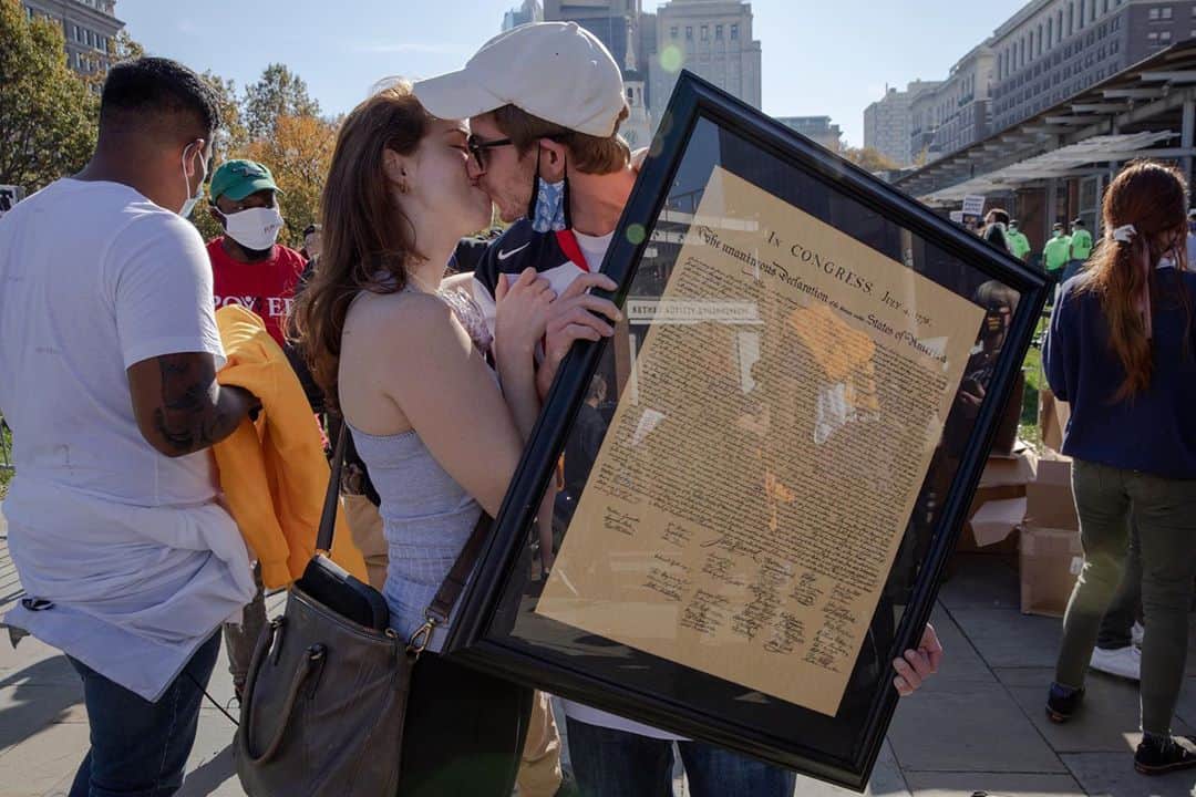National Geographic Creativeさんのインスタグラム写真 - (National Geographic CreativeInstagram)「Photo by @nataliekeyssar / Cooper Sherwin and Joan Taylor, who both canvassed for Biden in Pennsylvania, kiss while Cooper holds his framed Declaration of Independence. Around midday on November 7, the Associated Press and several news networks reported that Joe Biden won the state of Pennsylvania, making him the next president of the United States. After a fraught week for Philadelphia, Biden supporters came to Independence Hall, where the Constitution and Declaration of Independence were created, to celebrate.」11月8日 7時00分 - natgeointhefield