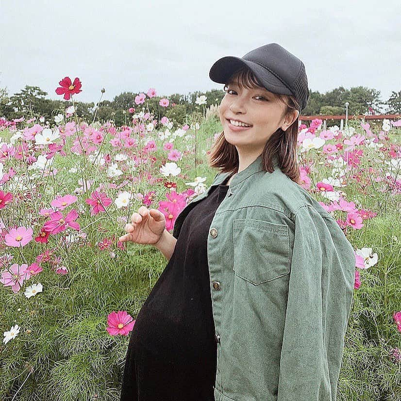 ayacasuさんのインスタグラム写真 - (ayacasuInstagram)「* * *  出産前の🤰🏼🌼 臨月のお腹がもうすでに懐かしい✨ 悠陽生まれたての時はよくクセで お腹ポンポンしてもうてたなぁ😅🙌🏻 * * 臨月入って、家来てくれたり 遠方からも遥々地元遊びに来てくれて ほんま嬉しかったなぁ🥺💓💓 生まれる前友達にたくさん会えて エールもらえてお腹いっぱい撫でてもらって わたしも👶🏻も最高にハッピー野郎です🥰❤️ * 生まれたら会いに行くね〜！！って 言ってくれたり、 生まれたら有休取るから！！って 言ってくれる子までいてて🥺✨ ほんまみんな優しい大好き❤❤ * 📷:chii * * * #妊娠10ヶ月#38週#第一子妊娠中#男の子ママ予定#11月出産予定#妊婦コーデ#ぷんにー#ぷんにーらいふ#妊婦ファッション#ウォーキング#妊婦ダイエット#臨月#プチプラコーデ#コスモス畑#お散歩コーデ#matanity#babyinme#38w#令和2年ベビー#コスモス#服部緑地#服部緑地公園#公園散歩#臨月妊婦#初マタ#プレママ#マタママ」11月8日 7時05分 - ayk0723