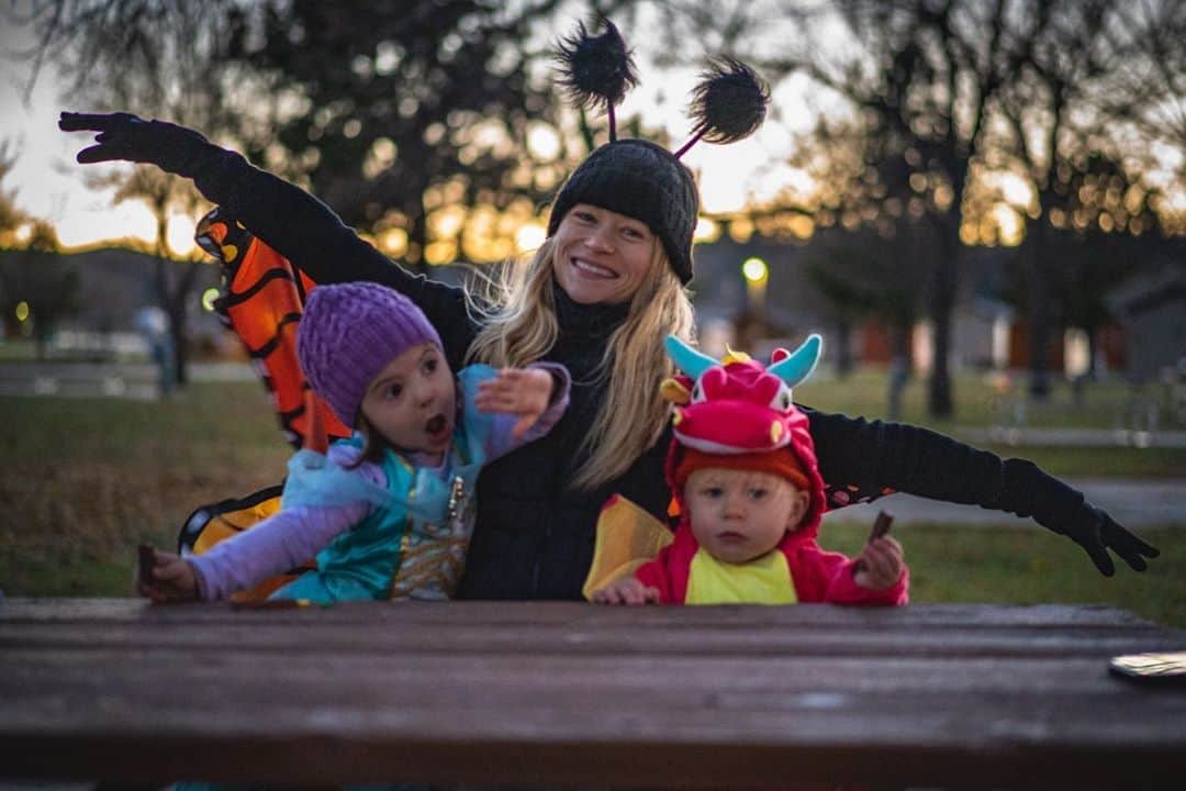 エミリー・デ・レイヴィンさんのインスタグラム写真 - (エミリー・デ・レイヴィンInstagram)「Halloween part 2! 🎃 (Also a part 3 coming!)   #halloween #rvlife #mumlife #momlife #toddlerlife #kidlife  📸: @eb.photogeography」11月8日 7時07分 - emiliede_ravin