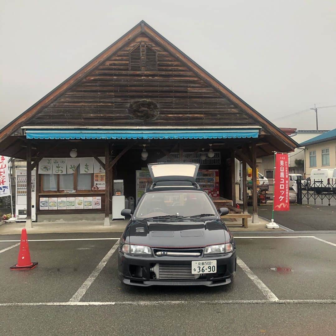 直樹 加藤さんのインスタグラム写真 - (直樹 加藤Instagram)「.. ただ今7時12分。  ここは、美山の道の駅。  しっかし、エグい霧でした。  ま、路面ウエットにつき、アクセル全開なわ  けも無く、安全第一で走ってきました。  週に一度の非日常体験。  出発は、早朝６時なんで、車庫からエンジン掛けずに車を出すのが、ちょうどいい準備体操になってます。  来週は、ドライの路面、切に希望します。  #大文字屋加藤酒店 #西七条 #梅小路 #美山 #美山ふれあい広場 #r162 #三菱自動車 #4g63 #ランサーエボリューション #三菱リベロ #ランベロ #公認改造車」11月8日 7時21分 - daimonjiyakatonaoki
