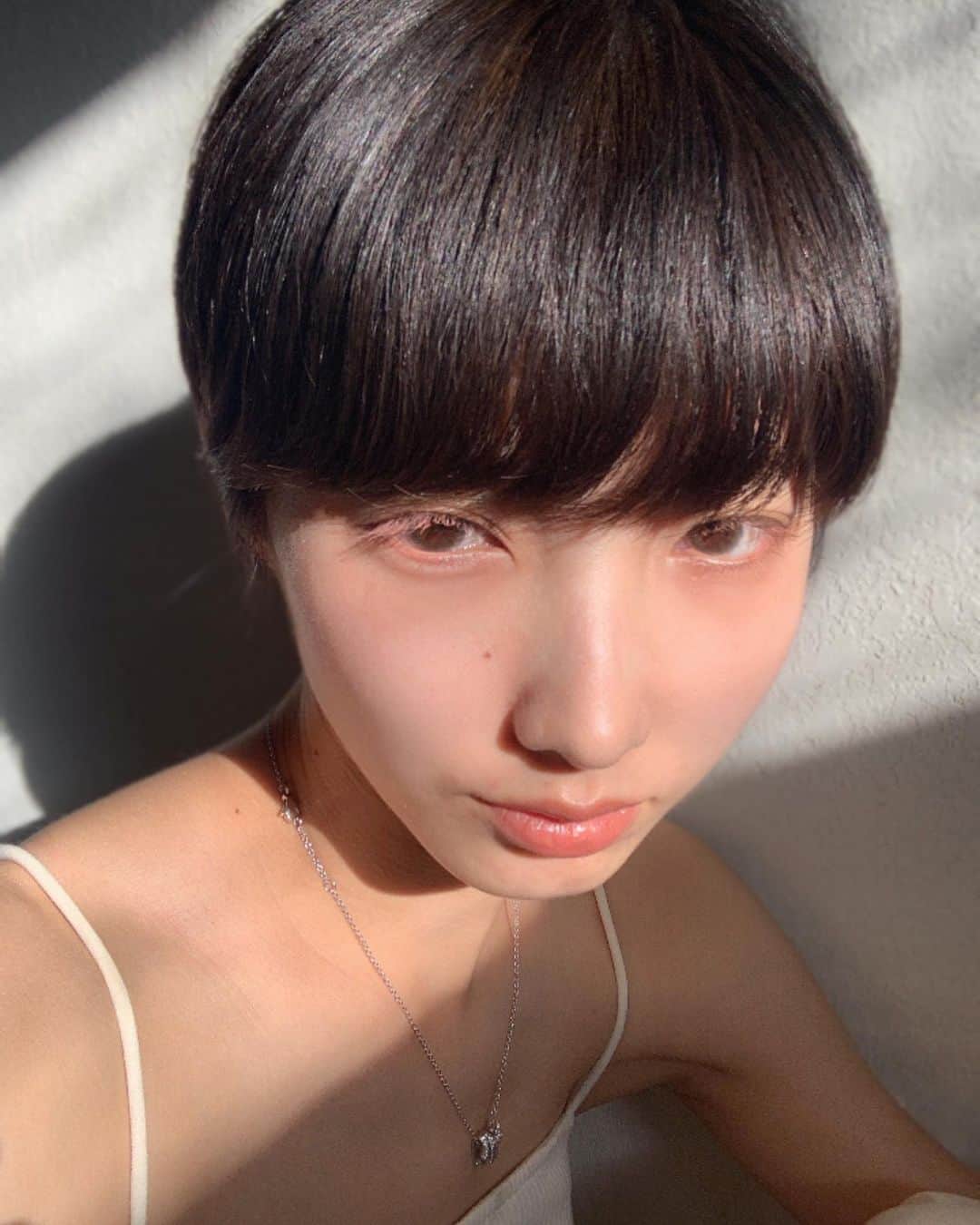 飯島望未のインスタグラム：「Pink beige eyelashes.   Apply a matte lip gloss on eyelashes.  It came out pretty good.  @chanel.beauty  ROUGE ALLURE INK FUSION # 802   マットリップをまつげにマスカラみたいに乗せてみた。」