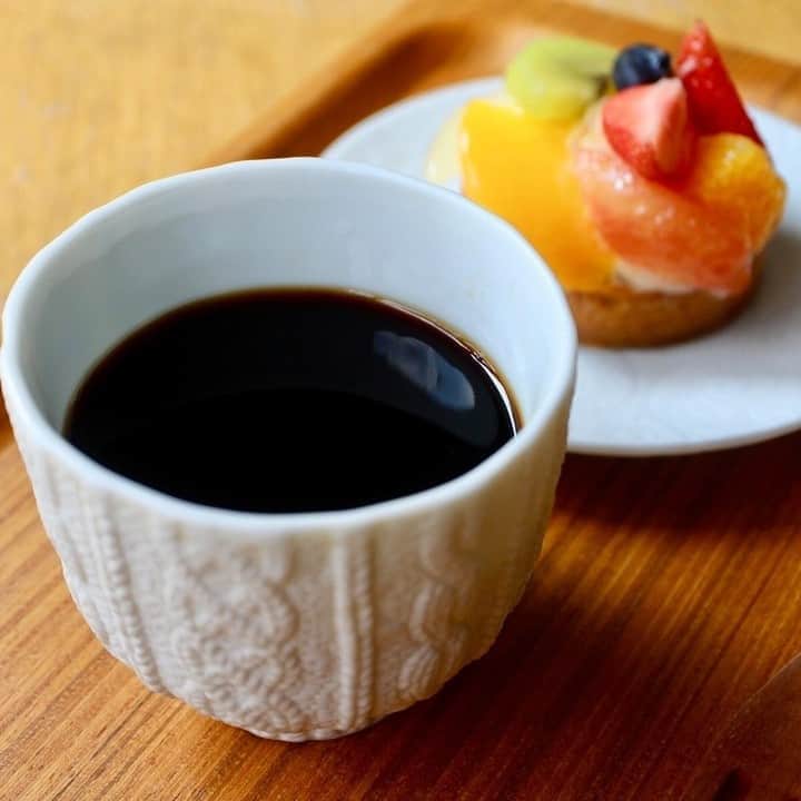 のインスタグラム：「. 思わず触ってみたくなる。 秋冬のほっこりカップ🍁  陶磁器の”型屋”が考えた日用雑器を販売している Yummy Life Design Storeから ニットのような質感のカップをご紹介します❄️  そもそも型屋とは？ーー 工程が分業化されていることの多い焼き物。 型屋とは、その名の通り、型を作る仕事を専門に行っています。 まず、原型職人が原型を作り、それから量産する型を作っていくというもの。  ”新しいカタチを造り出す”仕事をしているからこその技術と視点で、 常識にとらわれないものづくりをしています👐  こちらのカップは、原型職人さんの手彫りの技術を生かし、 陶器では表現しきれないと思われがちな質感を見事に表現。  マットな白色で入れるものを選ばず、 お茶やコーヒーはもちろん、お菓子を盛り付けても◎  洋室、和室、オフィスなど、どんな場所にも馴染みそう✨　  ------------------------------- Yummy Life Design Store／Trace Face Kint ホワイト https://komer.co/products/OIk8ky1mrQ6omHTYjy32  ▷こちらの作品はKomercoアプリとWebサイトでクリエイターから直接ご購入いただけます。 ホーム画面の検索窓で「Trace」と検索してください🔎  ▷Web版はプロフィールリンクから📲 @komerco_official  ▷iOS版アプリのダウンロードはAppStoreにて「Komerco」または「コメルコ」と検索🔎 -------------------------------  #komerco #コメルコ #cookpad #クックパッド #komercoごはん #料理をもっと楽しく #おうちごはんを楽しもう #おうちごはん #instafood #foodpic #cookinglove #手しごと #komercoクラフト #クラフト #手作り #一点物 #瀬戸焼 #カップ #ニット #陶磁器 #Kint #Face #磁器 #湯呑み #エムエムヨシハシ #白磁 #Trace #瀬戸 #陶器 #職人」