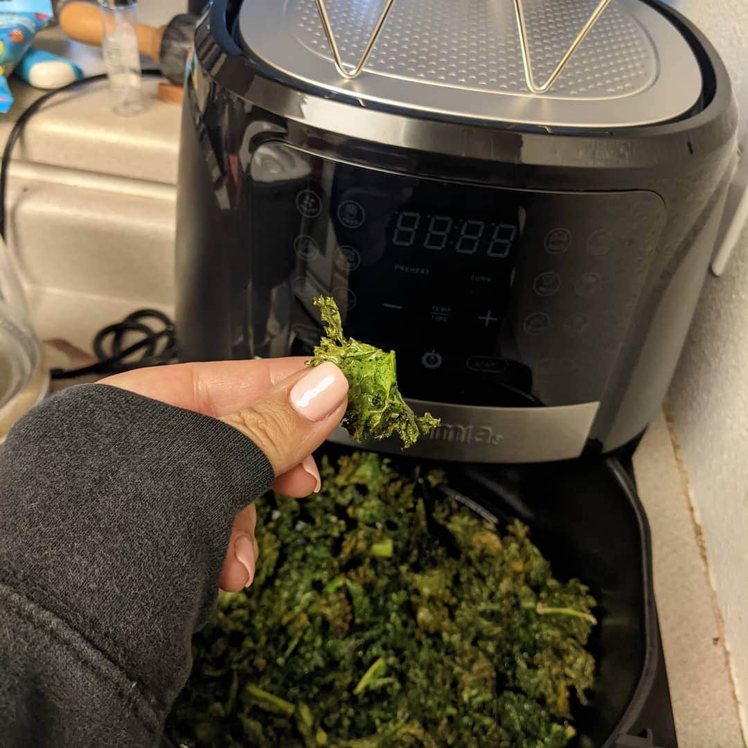 アマルのインスタグラム：「コストコで売ってたエアーフライヤーいい!これでケールチップス作った😍美味しい。  I love the @gourmia air fryer from @costco . Made kale chips with it and it's delicious.」