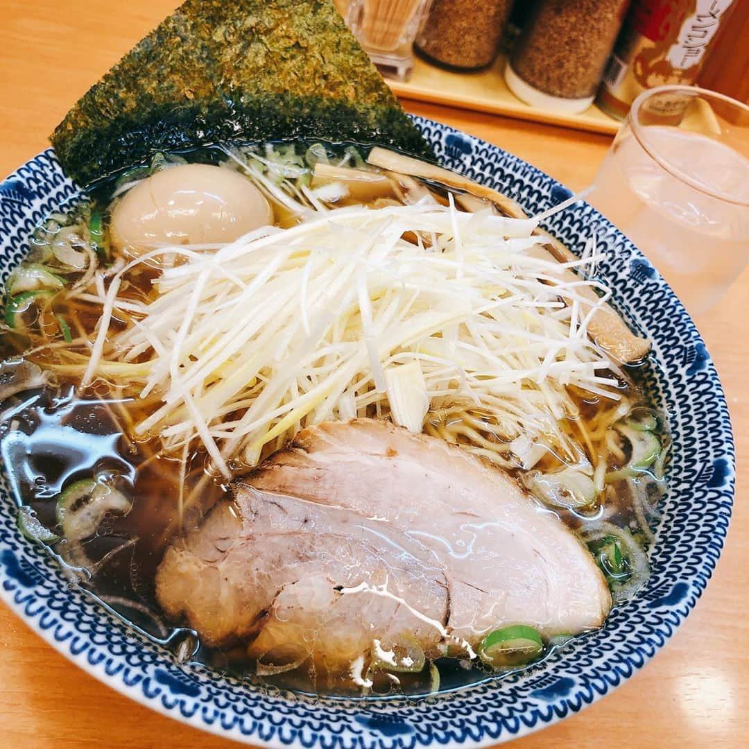 真麻さんのインスタグラム写真 - (真麻Instagram)「昨日はご褒美dayで、お昼はラーメン🍜夜はお寿司食べました🍣💖とは言え久しぶりにガッツリ食べようとすると胃が小さくて、ラーメン一杯が辛い😂4キロ減量しただけあるぞ👀 ✩.*˚ 夕方から息子と待ち合わせ💕うちの担当さん　@eisho_takahashi  にお世話になりました👏🏻メンズカットも素晴らしいです✌️高校生で銀座の美容院行くなんてお洒落すぎじゃん😏✨セットも教わったみたいでありがとうございました(o´艸`) ✩.*˚ そんな素敵なヘアカットandセットしていたからか、私が頼んだハイボールが息子に行きそうになる事件(笑)お酒提供してもらえそうなくらい大人っぽくなったなぁとも感激😭❤さらに笑えたのは、お会計まで息子側に渡されるっていうね〜∑(๑º口º๑)wwwふざけて｢ご馳走様です！｣って言ったけど、即座に伝票渡されたわ…いつかご馳走様して下さいナ( ∩'-'💰⊂ )✨✨ ✩.*˚ 高校の話とか勉強も、聞いててワクワクするし楽しい😊子どもの成長が、私のやる気スイッチ✋ ✩.*˚ ウニが最強過ぎてとろけた…隣にあったもう1つは即食べられちゃってる(笑)美味しい物食べたし、今日も仕事頑張る💪皆様、良い日曜日を(﹡ˆ﹀ˆ﹡)♡ ✩.*˚ ✩.*˚ ✩.*˚ #息子の成長 #息子とデート  #息子との時間 #親バカ部男の子  #銀座美容院 #築地グルメ  #寿司好きな人と繋がりたい  #ザギンでシースー #ラーメン女子 #ラーメン好きな人と繋がりたい #実はラーメン好き #1番です #思春期男子 #高校生男子」11月8日 7時26分 - masaaoyama3