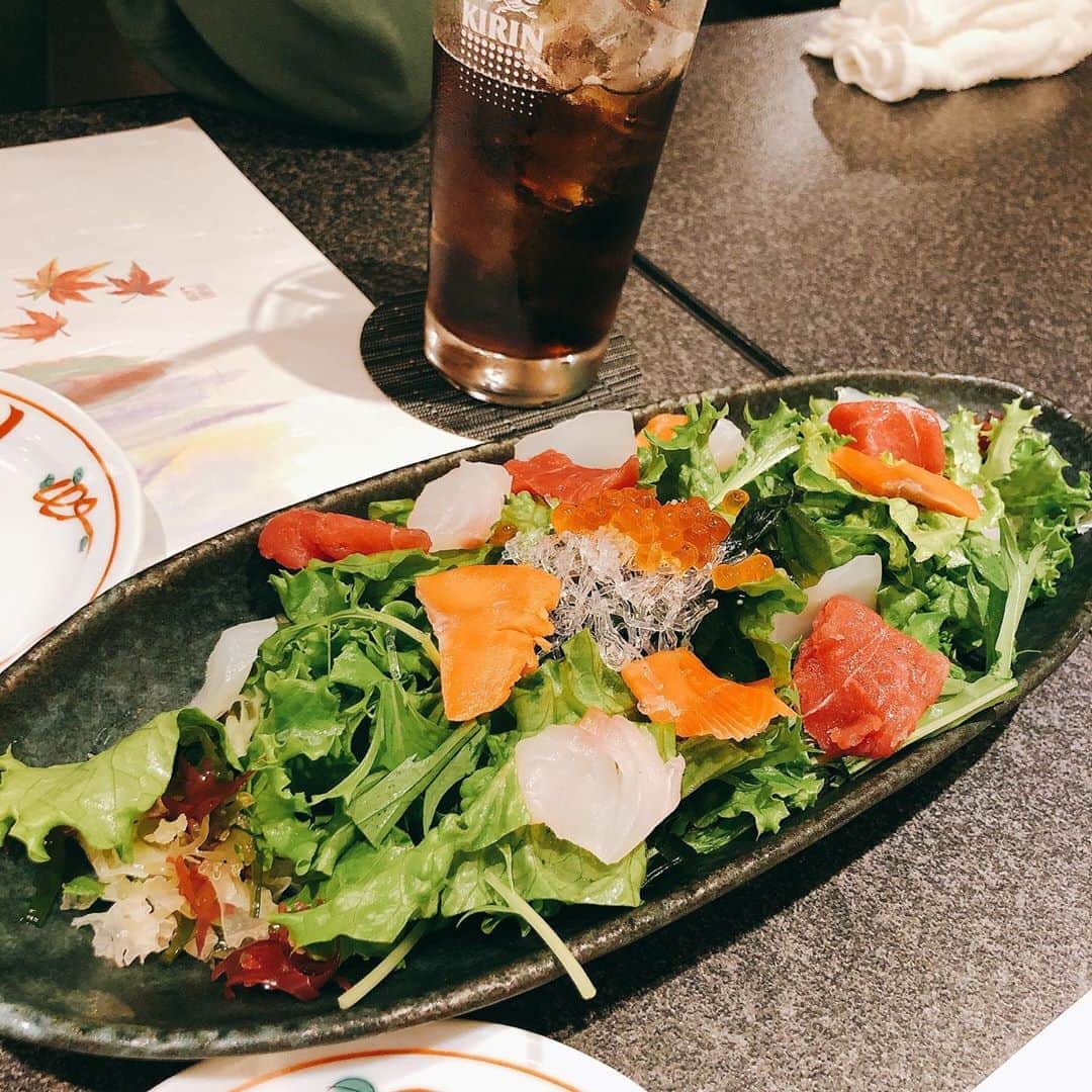 真麻さんのインスタグラム写真 - (真麻Instagram)「昨日はご褒美dayで、お昼はラーメン🍜夜はお寿司食べました🍣💖とは言え久しぶりにガッツリ食べようとすると胃が小さくて、ラーメン一杯が辛い😂4キロ減量しただけあるぞ👀 ✩.*˚ 夕方から息子と待ち合わせ💕うちの担当さん　@eisho_takahashi  にお世話になりました👏🏻メンズカットも素晴らしいです✌️高校生で銀座の美容院行くなんてお洒落すぎじゃん😏✨セットも教わったみたいでありがとうございました(o´艸`) ✩.*˚ そんな素敵なヘアカットandセットしていたからか、私が頼んだハイボールが息子に行きそうになる事件(笑)お酒提供してもらえそうなくらい大人っぽくなったなぁとも感激😭❤さらに笑えたのは、お会計まで息子側に渡されるっていうね〜∑(๑º口º๑)wwwふざけて｢ご馳走様です！｣って言ったけど、即座に伝票渡されたわ…いつかご馳走様して下さいナ( ∩'-'💰⊂ )✨✨ ✩.*˚ 高校の話とか勉強も、聞いててワクワクするし楽しい😊子どもの成長が、私のやる気スイッチ✋ ✩.*˚ ウニが最強過ぎてとろけた…隣にあったもう1つは即食べられちゃってる(笑)美味しい物食べたし、今日も仕事頑張る💪皆様、良い日曜日を(﹡ˆ﹀ˆ﹡)♡ ✩.*˚ ✩.*˚ ✩.*˚ #息子の成長 #息子とデート  #息子との時間 #親バカ部男の子  #銀座美容院 #築地グルメ  #寿司好きな人と繋がりたい  #ザギンでシースー #ラーメン女子 #ラーメン好きな人と繋がりたい #実はラーメン好き #1番です #思春期男子 #高校生男子」11月8日 7時26分 - masaaoyama3