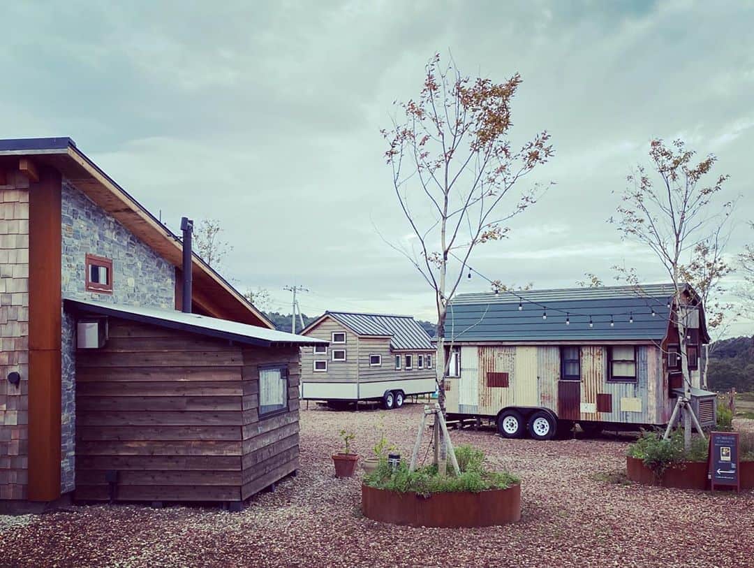 森本千絵さんのインスタグラム写真 - (森本千絵Instagram)「#kurkkufields ＃命の手触り  小林武史さんが人と農と食とアートの村を作りました。ようやく、初めて来ました。 なんたる豊かな場でしょうか。  https://kurkkufields.jp/  土から育てて、体を通して、喜びを噛み締められます。頻繁に家族で来たいところです。  これは宿泊棟。どの家にするか迷ってしまいます。このまま走りたい。  すると以前、手掛けた ゆずのMV『虹』を思い出す。」11月8日 7時38分 - chiemorimoto_goen