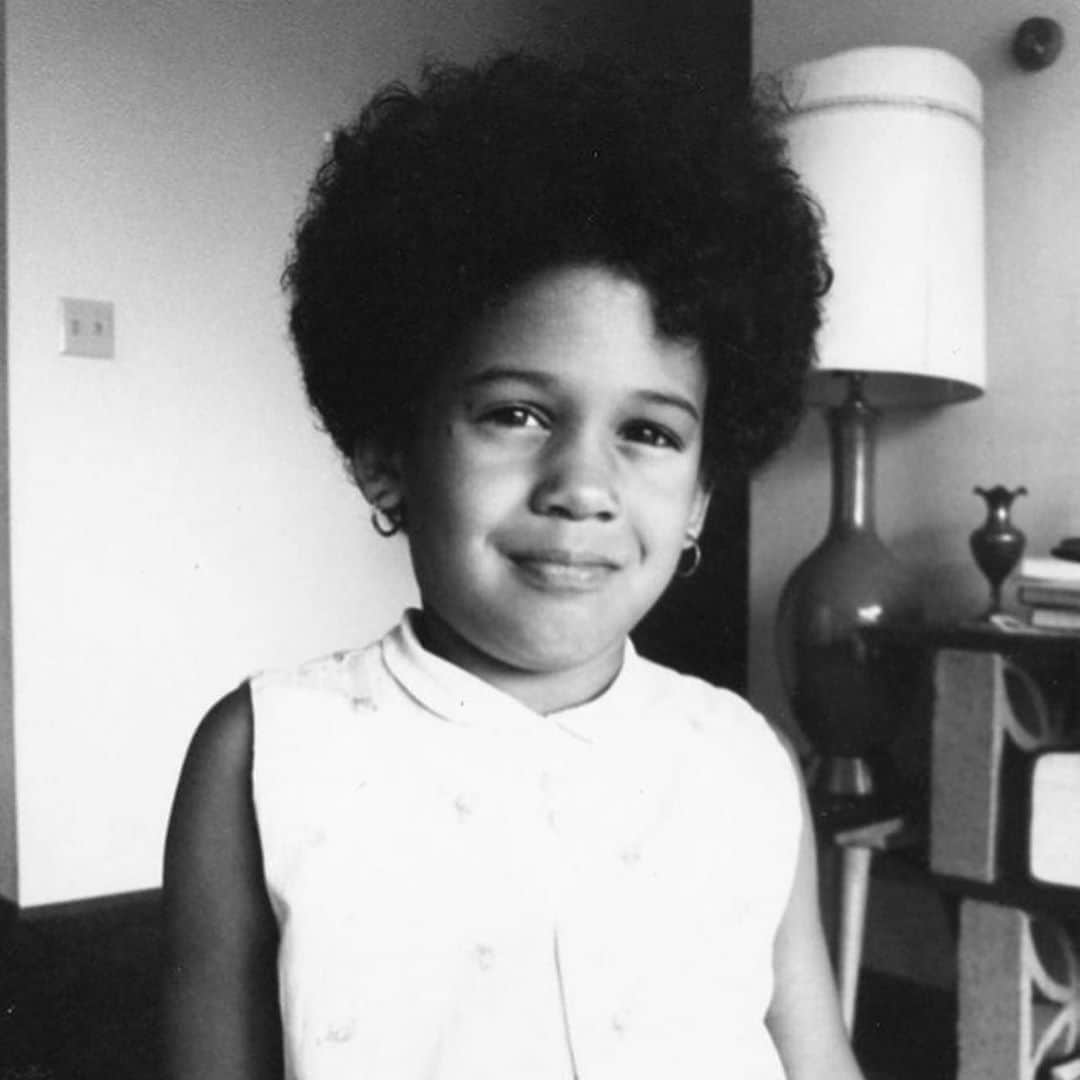 のインスタグラム：「Congratulations @kamalaharris who will become the first woman, first Black, and first South Asian Vice President in U.S. history 👑 ... “What I want young women and girls to know is: You are powerful and your voice matters. You’re going to walk into many rooms in your life and career where you may be the only one who looks like you or who has had the experiences you’ve had... But you remember that when you are in those rooms, you are not alone.”」
