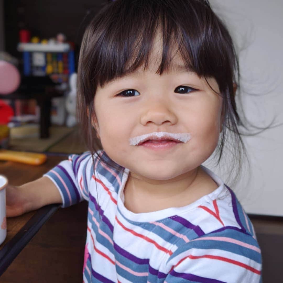 吉村美樹さんのインスタグラム写真 - (吉村美樹Instagram)「わが家の白ひげちゃん🎅おはよう☺ #おはようございます #白ひげ #2歳8ヶ月 #きな粉牛乳 #大好き #🥛」11月8日 7時42分 - yoshimuramiki0911