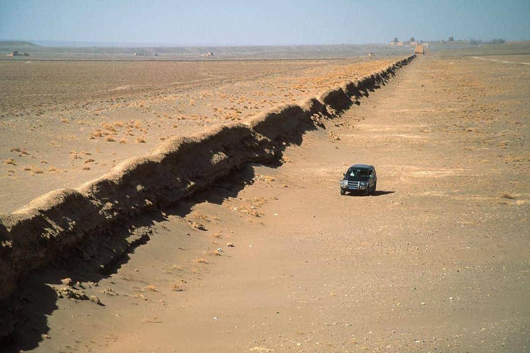 Michael Yamashitaさんのインスタグラム写真 - (Michael YamashitaInstagram)「Where the Great Wall meets the desert: Jiayu Pass or Jiayuguan is the first frontier fortress at the west end of the Ming dynasty Great Wall, near the city of Jiayuguan in Gansu province. The pass was a key waypoint of the ancient Silk Road.  #Jiayuguan  #gansu #silkroad  #greatwallofchina #greatwall #gobi #gobidesert #silkroadjourney」11月8日 7時56分 - yamashitaphoto