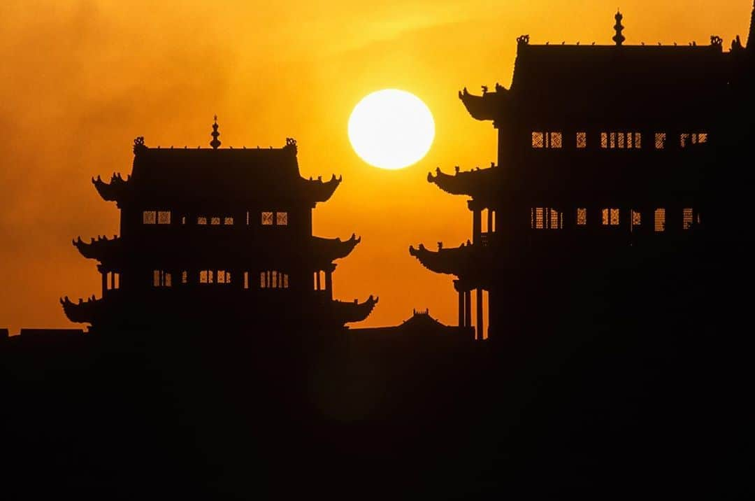 Michael Yamashitaさんのインスタグラム写真 - (Michael YamashitaInstagram)「Where the Great Wall meets the desert: Jiayu Pass or Jiayuguan is the first frontier fortress at the west end of the Ming dynasty Great Wall, near the city of Jiayuguan in Gansu province. The pass was a key waypoint of the ancient Silk Road.  #Jiayuguan  #gansu #silkroad  #greatwallofchina #greatwall #gobi #gobidesert #silkroadjourney」11月8日 7時56分 - yamashitaphoto