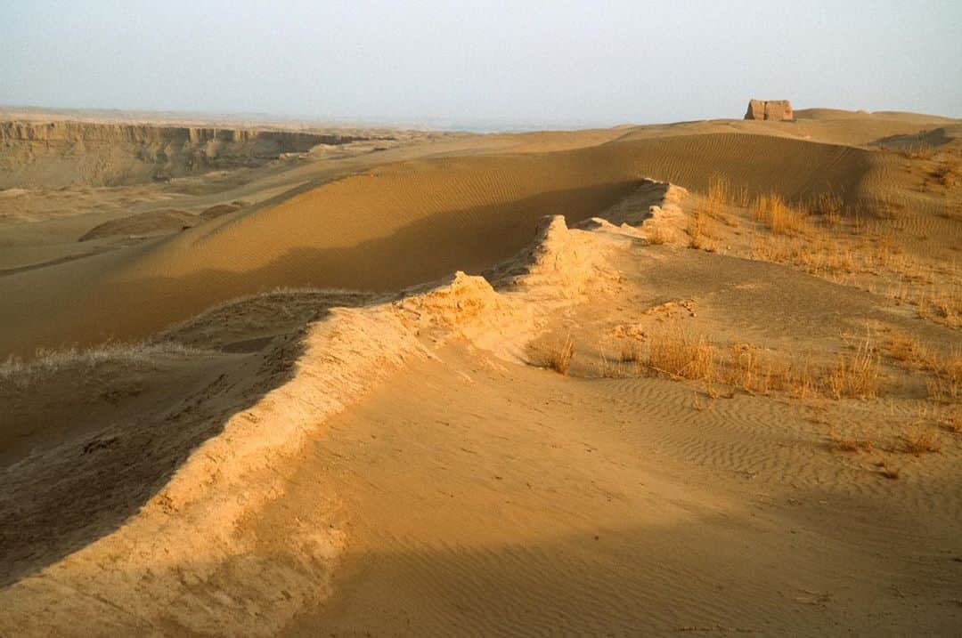 Michael Yamashitaさんのインスタグラム写真 - (Michael YamashitaInstagram)「Where the Great Wall meets the desert: Jiayu Pass or Jiayuguan is the first frontier fortress at the west end of the Ming dynasty Great Wall, near the city of Jiayuguan in Gansu province. The pass was a key waypoint of the ancient Silk Road.  #Jiayuguan  #gansu #silkroad  #greatwallofchina #greatwall #gobi #gobidesert #silkroadjourney」11月8日 7時56分 - yamashitaphoto