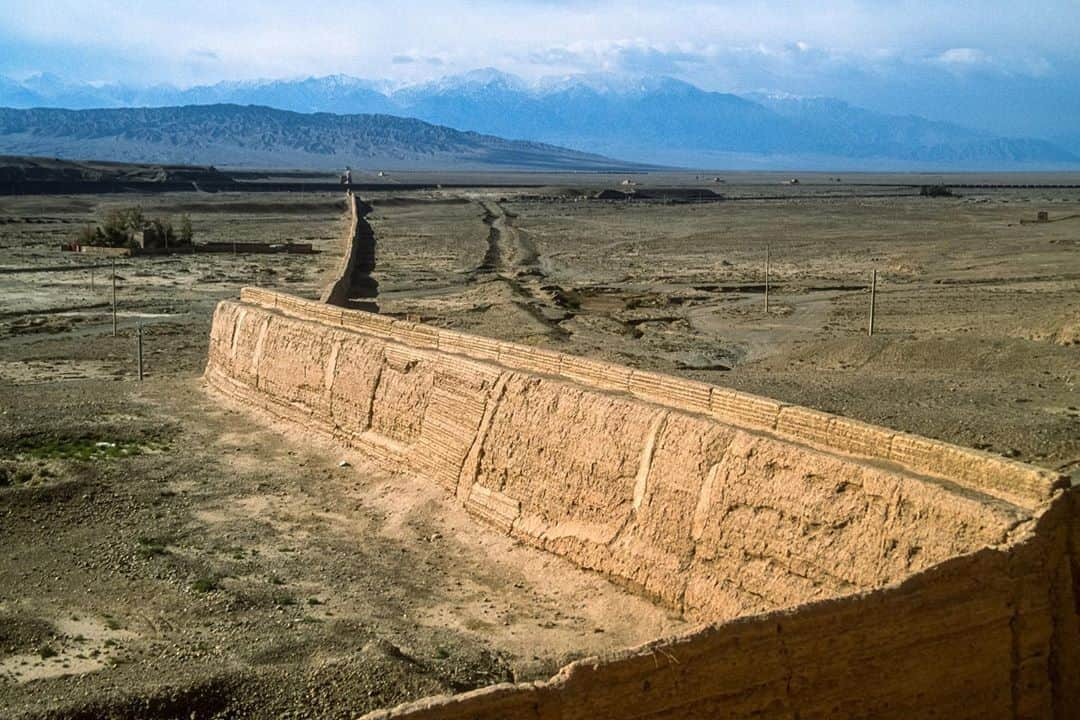 Michael Yamashitaさんのインスタグラム写真 - (Michael YamashitaInstagram)「Where the Great Wall meets the desert: Jiayu Pass or Jiayuguan is the first frontier fortress at the west end of the Ming dynasty Great Wall, near the city of Jiayuguan in Gansu province. The pass was a key waypoint of the ancient Silk Road.  #Jiayuguan  #gansu #silkroad  #greatwallofchina #greatwall #gobi #gobidesert #silkroadjourney」11月8日 7時56分 - yamashitaphoto