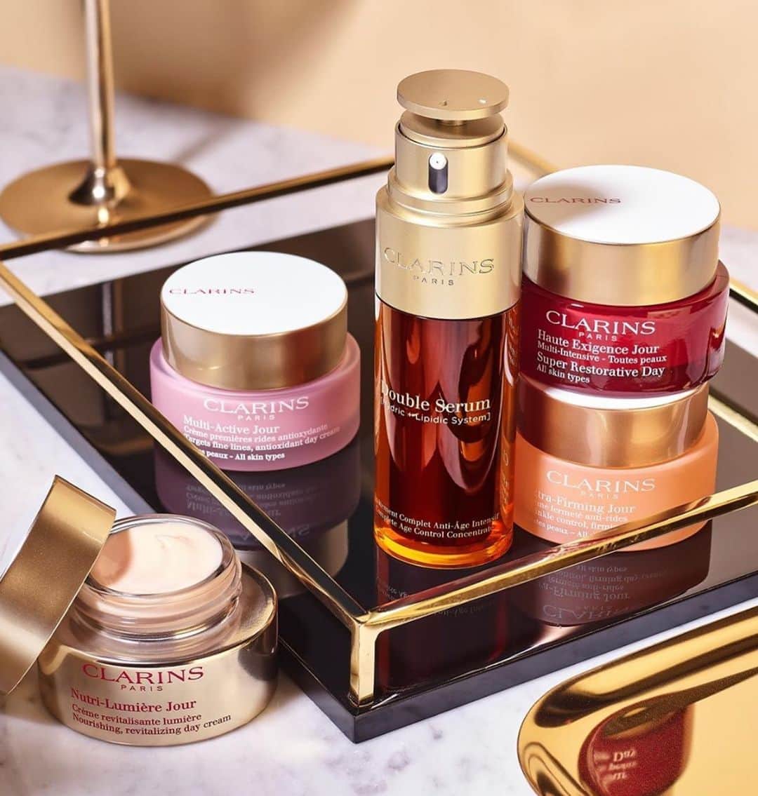 CLARINSさんのインスタグラム写真 - (CLARINSInstagram)「♥️ Drop us a ♥️ below if you love our iconic duo: Double Serum + Moisturizer   #iconic #skincare #clarins #clarinsskincare #selfcare」11月8日 7時50分 - clarinsusa