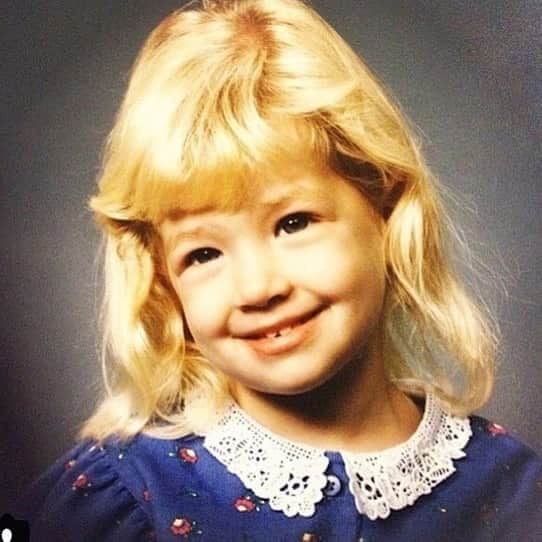 ベス・ベアーズのインスタグラム：「November 7th, 2020  Dear Future Daughters, When I was a little girl, my favorite song to sing was America the Beautiful.  “Oh beautiful for spacious skies…for amber waves of grain” I love this song, because it paints America as a graceful patch in the cozy quilted arms of the greatest Mother of all, Mother Earth.  She prevails. Through any storm, she stays divine and true and graceful. My hope for you, my dear, is that you will do the same.  This isn’t a fair world. Many times it isn’t a just world. But it is always a true world. Because the truth is, none of us goes though life without suffering.  I wish I could promise you otherwise, but that would be taking away the greatest gift of all, empathy.  And without empathy, there can be no love. Many times our pain and suffering begin as a seed, that with enough care, watering, sunshine and prayer, blooms into love.  When you hurt, tend to your garden.  When you feel not enough, tend to your garden. When you are angry, scared, sad or anxious, tend to your garden.  Keep the Mother close at all times, and you will see nothing can break the spirit of love.  Today, my garden is in full bloom.  Kamala Harris, the daughter of an Indian mother and Jamaican father, has risen higher in the country’s leadership than any woman ever before her. A new patch sewn into the quilt of the Mother. A magic rose in the garden of American democracy and  everlasting love. Xoxoxo  Beth  @kamalaharris🙏🏻💛  @staceyabrams @hillaryclinton @kirstengillibrand @elizabethwarren and all the the other graceful women both present and future leading this beautiful country .」