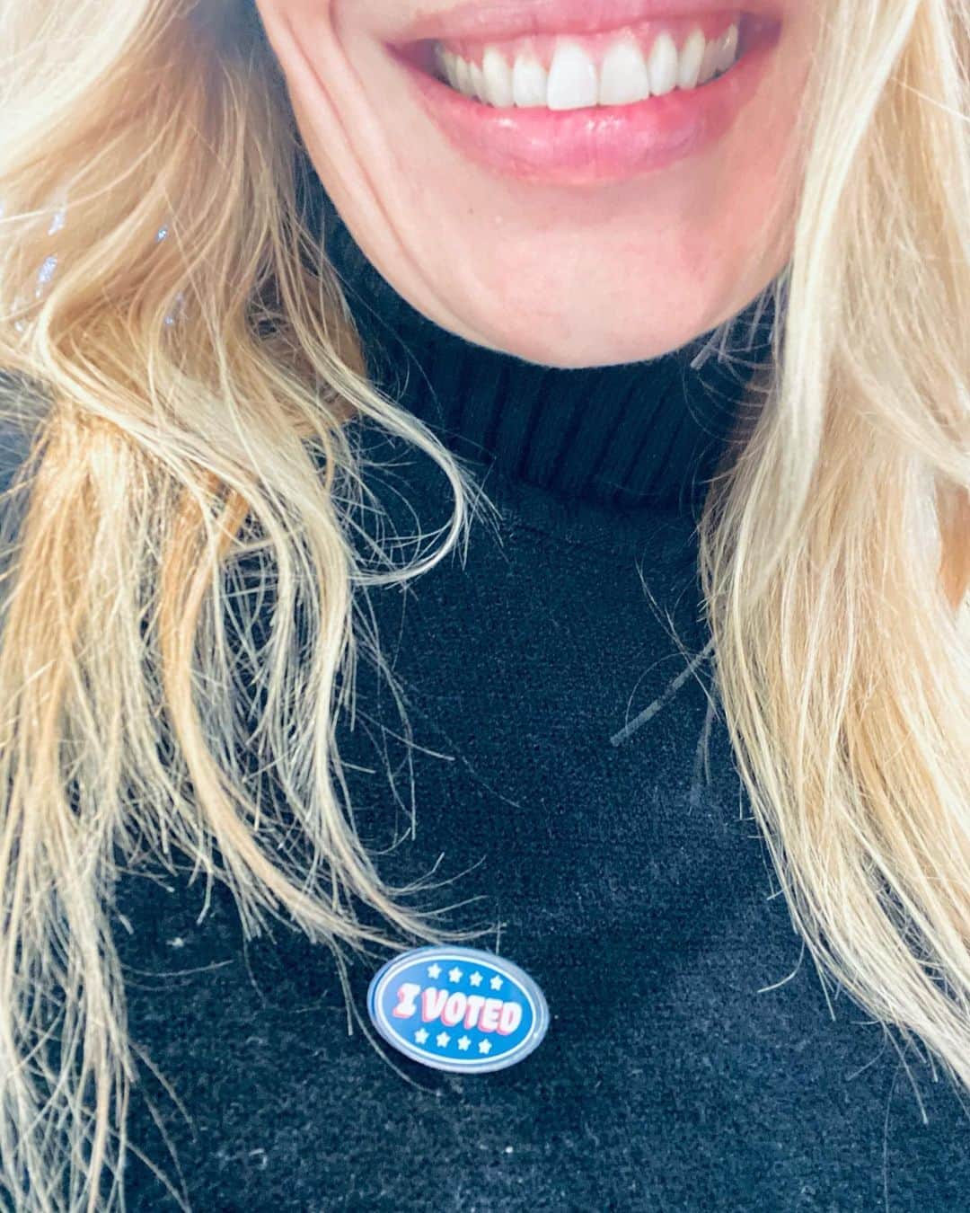 ジェリー・ライアンのインスタグラム：「Nothing but smiles today! 😁 And rocking my awesome “I voted” pin (thank you, @shugilippo!) in honor of the over 150 MILLION of us who did this year. Bravo to ALL of us for participating. THIS is democracy. 🇺🇸🇺🇸🇺🇸」