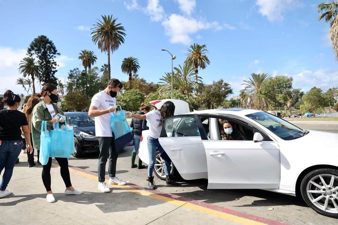 ダニエル・キャンベルさんのインスタグラム写真 - (ダニエル・キャンベルInstagram)「Volunteering today with my @thisisabouthumanity family to deliver supplies + PPE to essential workers and immigrant families and help paint the mural on a new mobile health clinic. I can’t imagine a better way to CELEBRATE! ❤️🎉❤️🎉  @yscalibaja @zoe.winkler.reinis @elsamariecollins  @pintora.ksan @xbordermb @icfdn @thisisabouthumanity @valoriedarling @sendintheclownsla @magnightentertainment @gogosqueez @baresnacks @skechers @pintora.ksan @My.oomla」11月8日 8時02分 - thedaniellecampbell