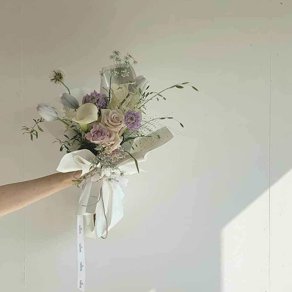 플로리스트 이주연 florist Lee Ju Yeonさんのインスタグラム写真 - (플로리스트 이주연 florist Lee Ju YeonInstagram)「. . 언제봐도 청순한 은은한 퍼플 컬러 🤍 . #바네스꽃다발 #빈티지꽃다발 . 订花 WeChat ID vaness_flower 페이팔 결제 가능  클래스상시모집 당일꽃주문가능 . #수업문의 #주문예약 #lesson #Order  Katalk ID vaness52 WeChat ID vaness_flower E-mail vanessflower@naver.com . 서초구 양재천로 123 5층 📞02-545-6813 . #vanessflower #florist #flowershop #handtied #flowerlesson #花束 #바네스플라워 #플로리스트 #꽃다발 #부케 #플로리스트학원 #플라워레슨 #양재동꽃집 #양재역꽃집 #꽃다발주문 #꽃수업 #꽃주문  #대관 #공간대여 #스튜디오대관 #자연광스튜디오 #자연광스튜디오대관 #스튜디오」11月8日 8時14分 - vanessflower