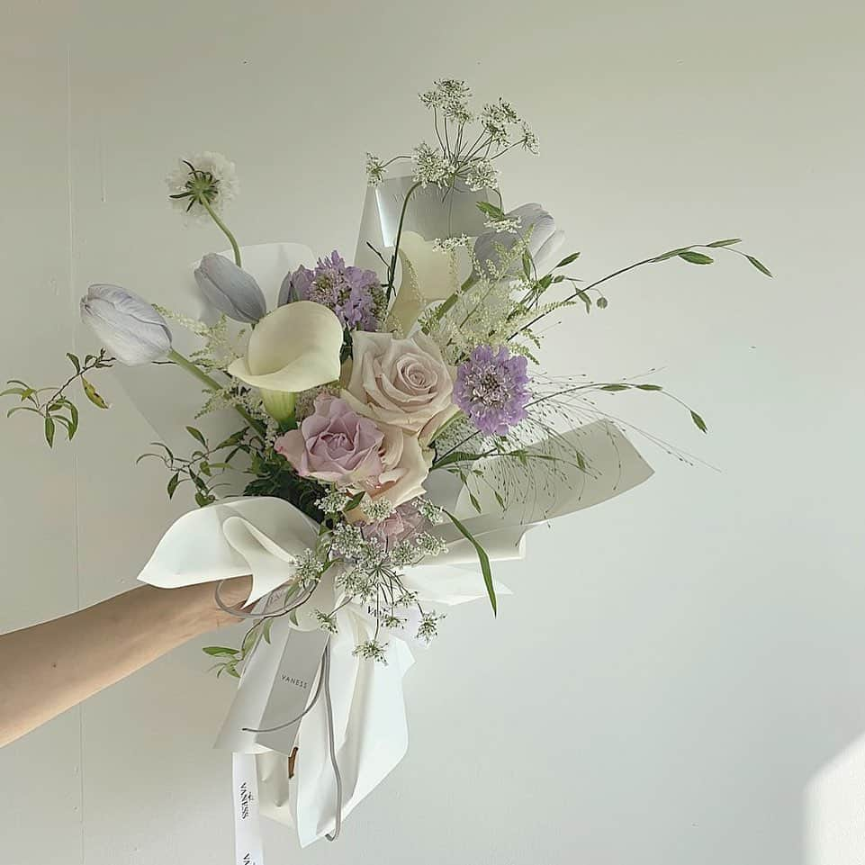 플로리스트 이주연 florist Lee Ju Yeonさんのインスタグラム写真 - (플로리스트 이주연 florist Lee Ju YeonInstagram)「. . 언제봐도 청순한 은은한 퍼플 컬러 🤍 . #바네스꽃다발 #빈티지꽃다발 . 订花 WeChat ID vaness_flower 페이팔 결제 가능  클래스상시모집 당일꽃주문가능 . #수업문의 #주문예약 #lesson #Order  Katalk ID vaness52 WeChat ID vaness_flower E-mail vanessflower@naver.com . 서초구 양재천로 123 5층 📞02-545-6813 . #vanessflower #florist #flowershop #handtied #flowerlesson #花束 #바네스플라워 #플로리스트 #꽃다발 #부케 #플로리스트학원 #플라워레슨 #양재동꽃집 #양재역꽃집 #꽃다발주문 #꽃수업 #꽃주문  #대관 #공간대여 #스튜디오대관 #자연광스튜디오 #자연광스튜디오대관 #스튜디오」11月8日 8時14分 - vanessflower