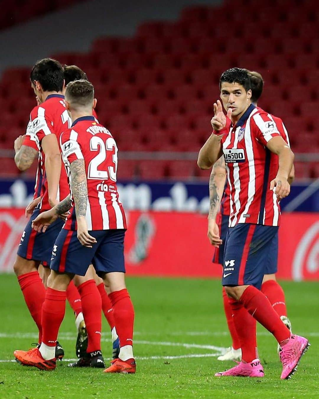 ルイス・アルベルト・スアレスさんのインスタグラム写真 - (ルイス・アルベルト・スアレスInstagram)「Vamos equipo! GRAN PARTIDO para seguir sumando +3 👌👏 🔴⚪️ @atleticodemadrid #aupaatleti #grandeequipo #siemprepositivo #seguircreyendo」11月8日 8時09分 - luissuarez9