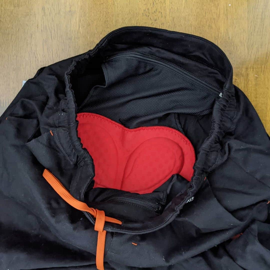 山下晃和さんのインスタグラム写真 - (山下晃和Instagram)「【BIKE&CAMP】あっという間に1週間が経ちました  BIKE&CAMPは僕が憧れている人（ゲスト、出展社、来場者の皆様）たちが一同に揃うから時間が足りなくて、ご飯食べるよりも優先して「逢う」ことに集中していまして、  今年は新型コロナウィルス感染拡大により、人に逢うことの貴重さを改めて感じました  話は変わりますが、イベント中にこのルコックのサイクルパンツを履いていたのですが、パッド付なのにパッドの違和感が見た目も履き心地にも影響しないのは素晴らしい。（ジッパーでパッドが取れるギミックも◎）結局自転車に乗る時間すら無かったけれど  色々な人が逢いに来てくれて、同じ時間を共有できたこと、本当にかけがえのない時間だったなぁと。  来年もやるかはまだ悩み中 やると色々と時間を取られるんだよなぁ。本業のほうに影響するんだよなぁ。  でも、みんなにも会いたいしなぁ…  #bikeandcamp #bikepacking  #自転車キャンプツーリング #旅 #旅サイクリストの集い #キャンプツーリング #自転車 #バイクアンドキャンプ #バイクアンドキャンプってる #camptouring #KEENAMBSSADOR #keenjapan #lecoqsportif #ルコックスポルティフ #CAMP #JAPAN #小径車 #フォールディングバイク #グラベルロード #グラベルバイク #アドベンチャーバイク #NPO法人海外に子供用車椅子を送る会 #チャリティ #参加型チャリティ #自転車イベントではなくて #アウトドアイベントでもなく #旅イベントです #旅フェス #ブラックダイアモンドのテントかっけー #おまめちゃんしずちゃんクラゲちゃん」11月8日 8時10分 - travel_akikazoo